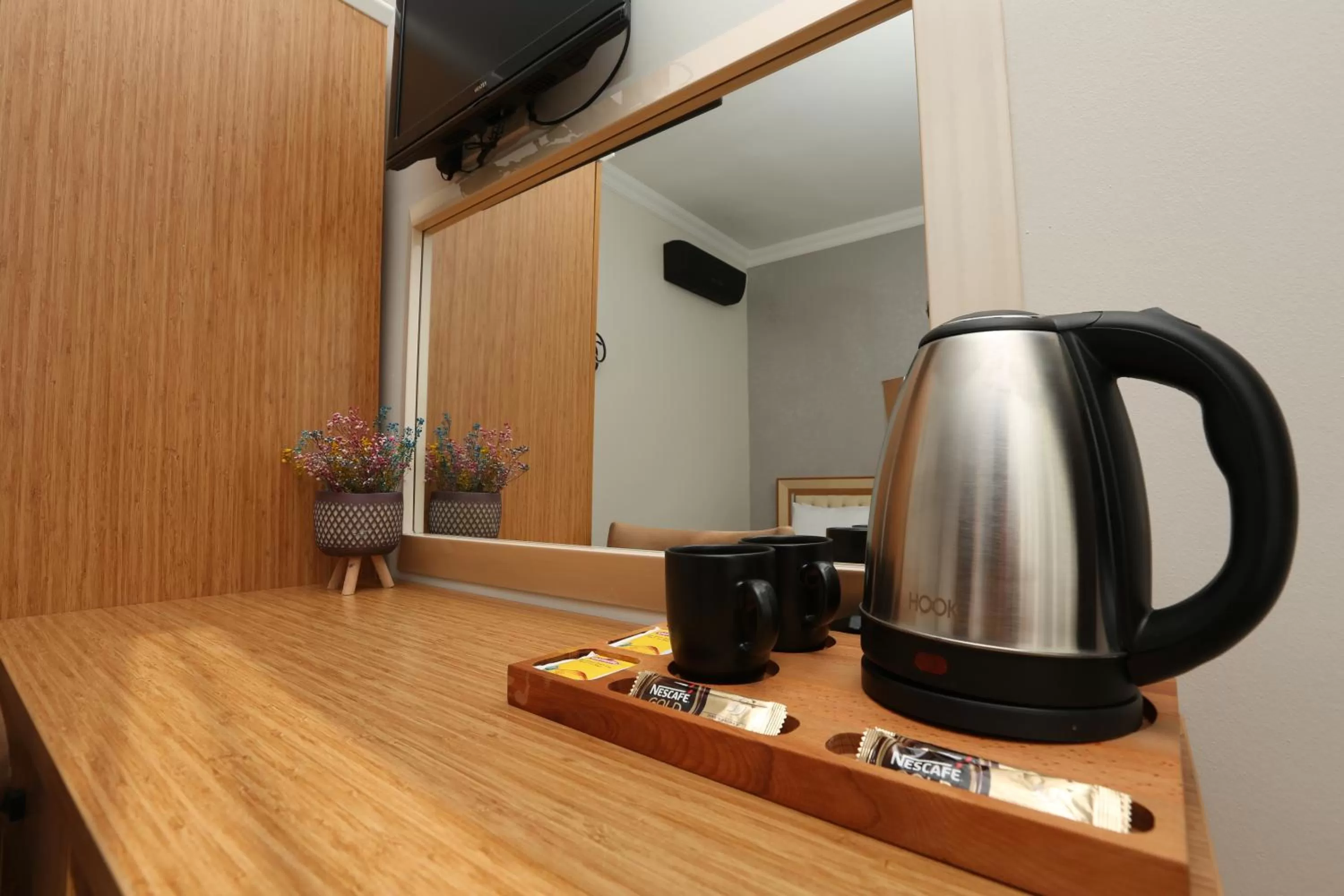 Coffee/tea facilities in Perazre Hotel