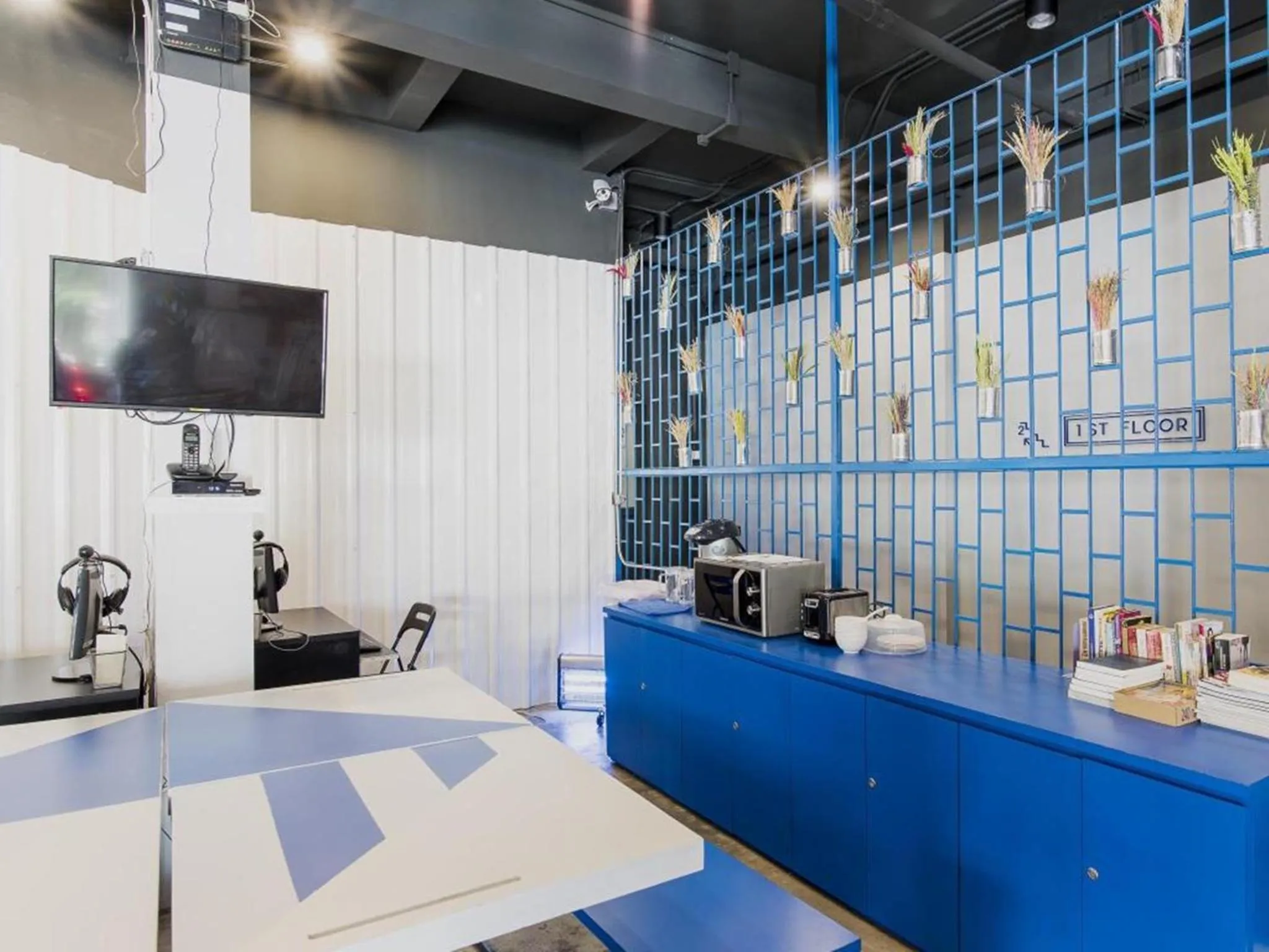 Communal lounge/ TV room in Loftel Station Hostel