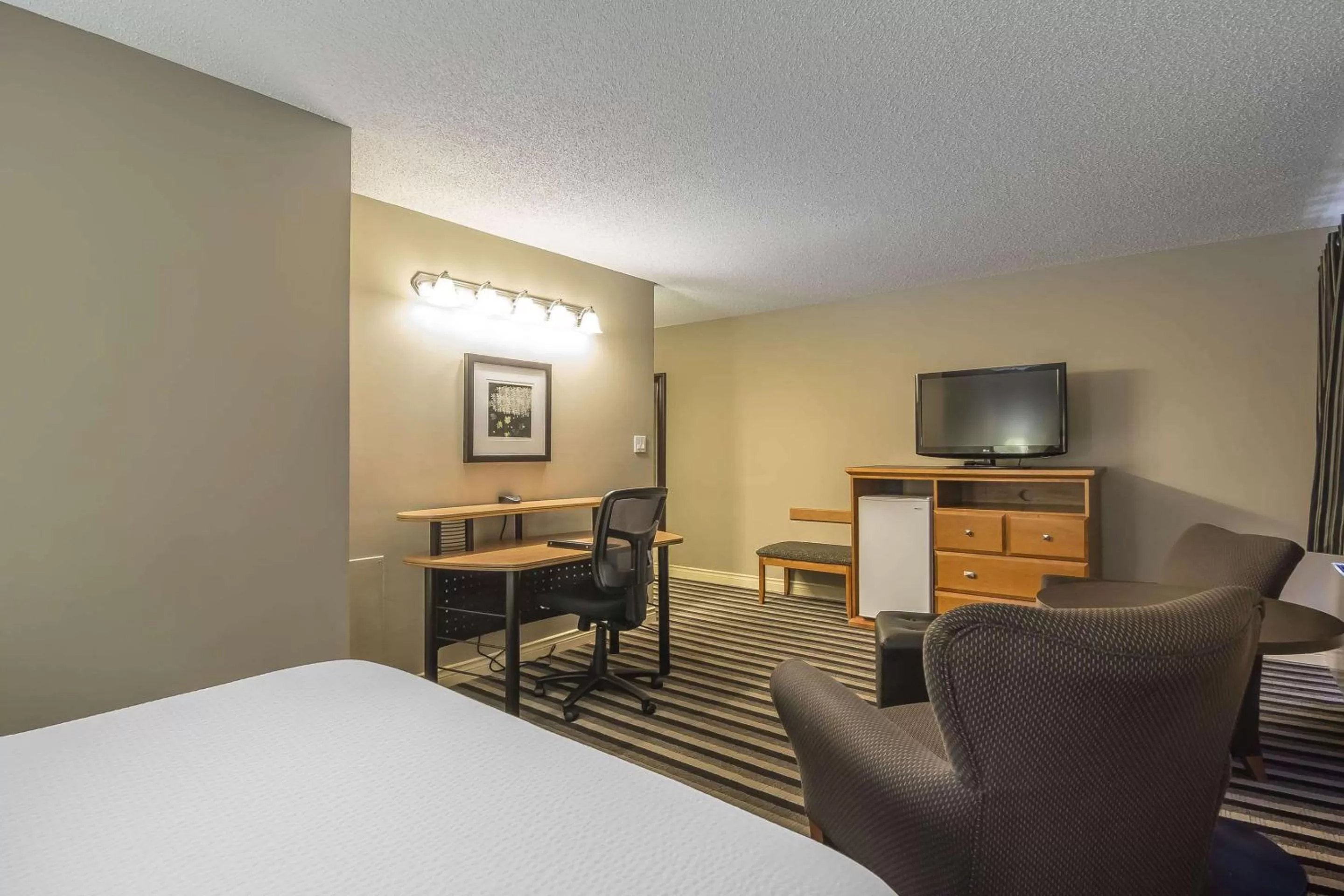 Photo of the whole room, Bed in Quality Inn West Edmonton