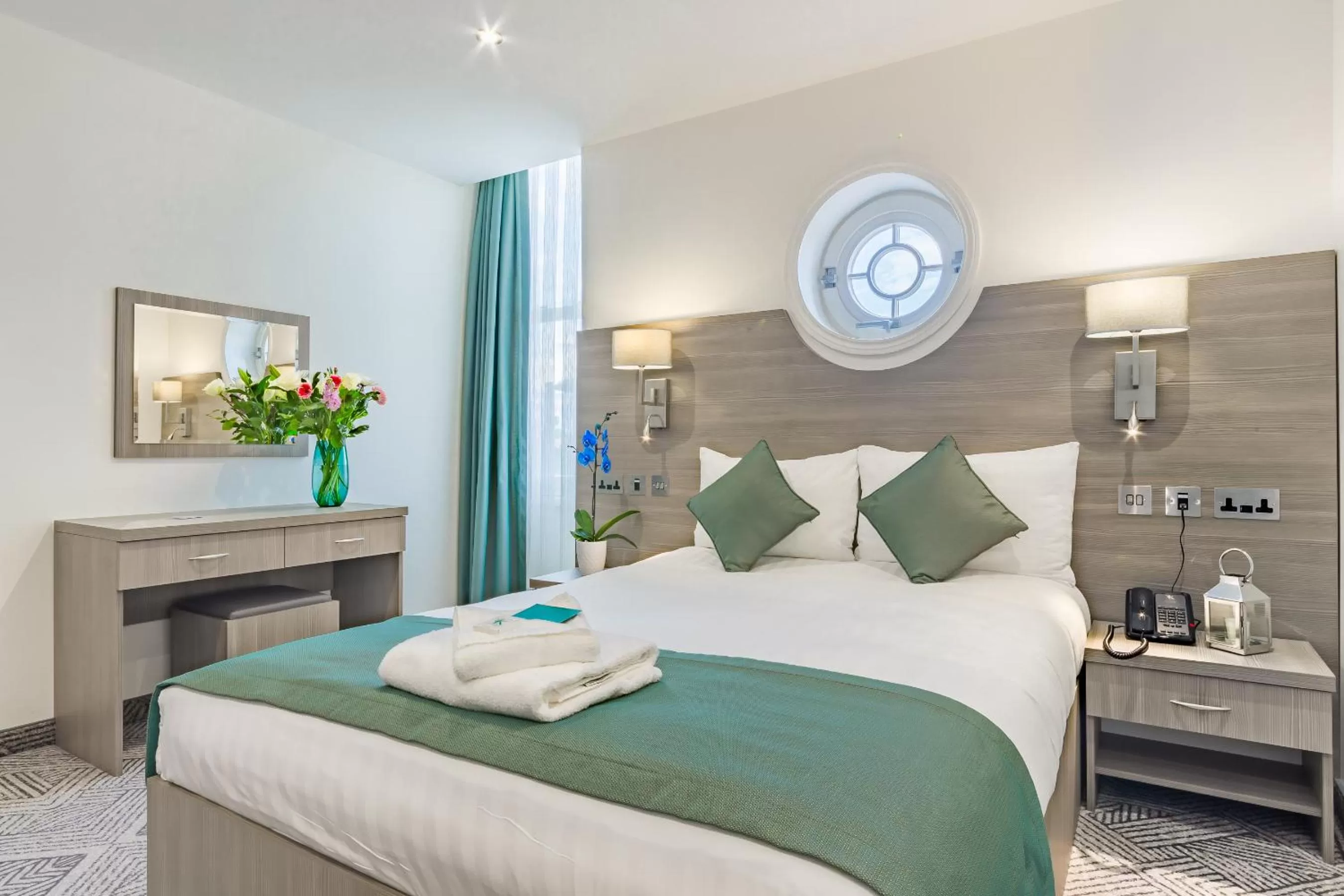 Photo of the whole room, Bed in The Lion & Key Hotel