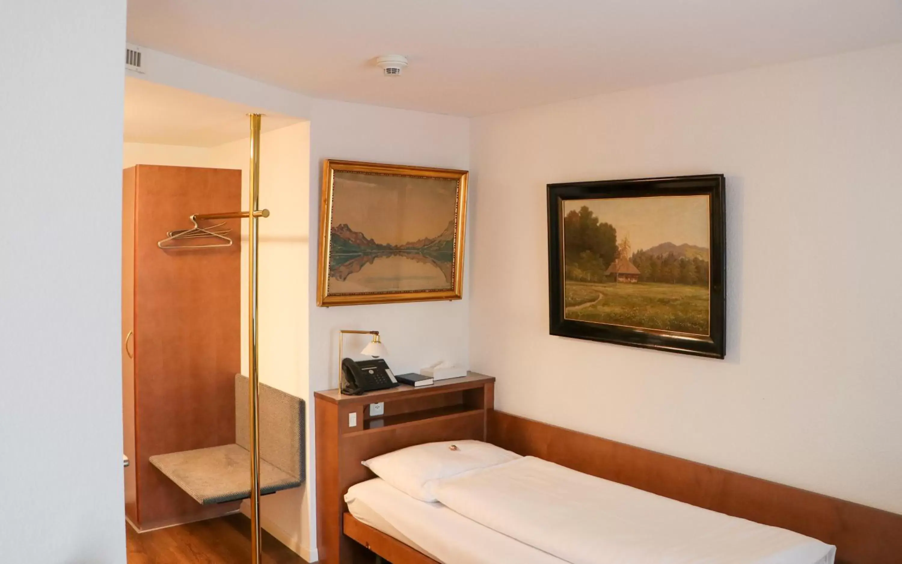 Single Room in Hotel & Restaurant Sternen Köniz bei Bern Single Room in Hotel & Restaurant Sternen Köniz bei Bern