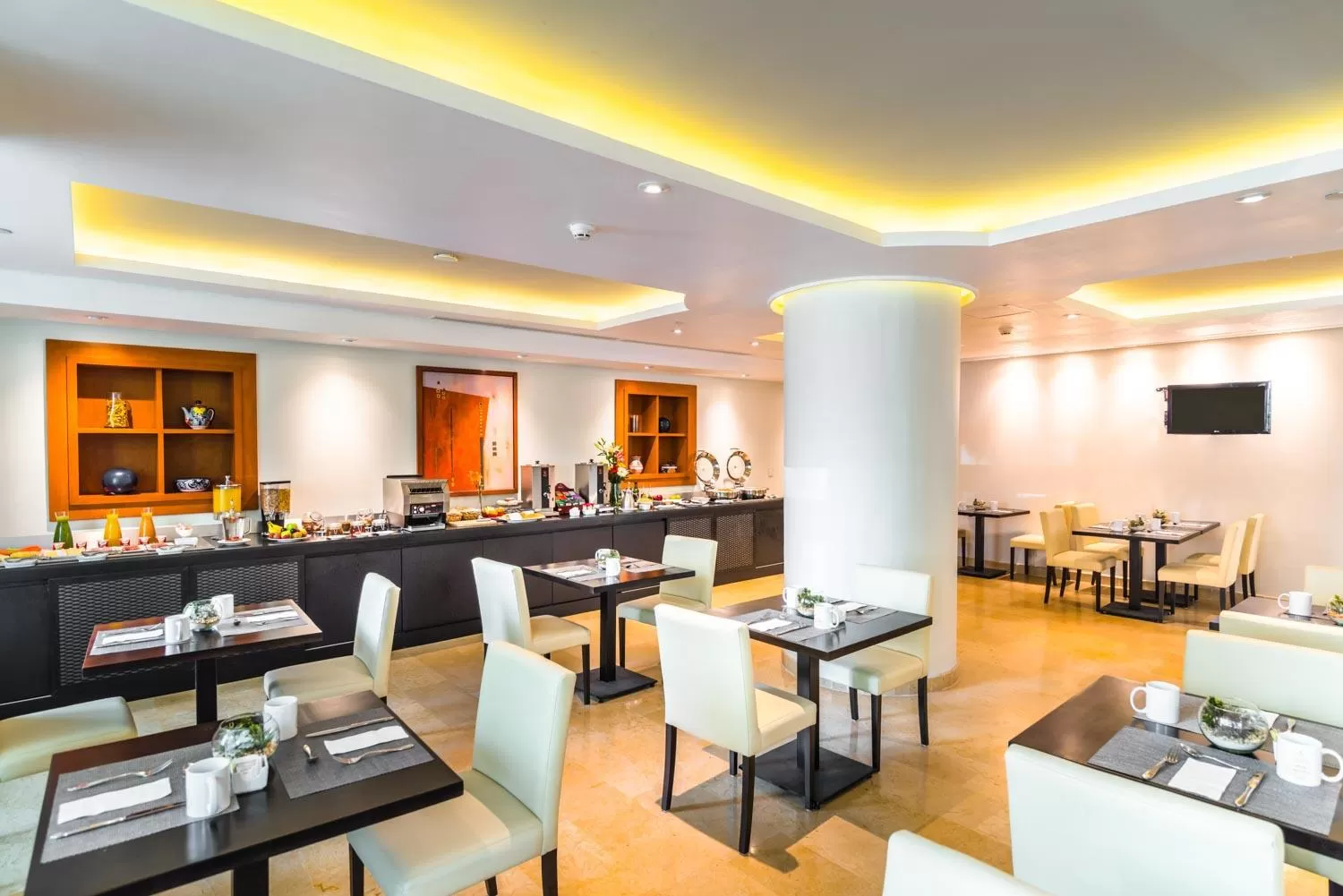 Lounge or bar in Eurostars Zona Rosa Suites