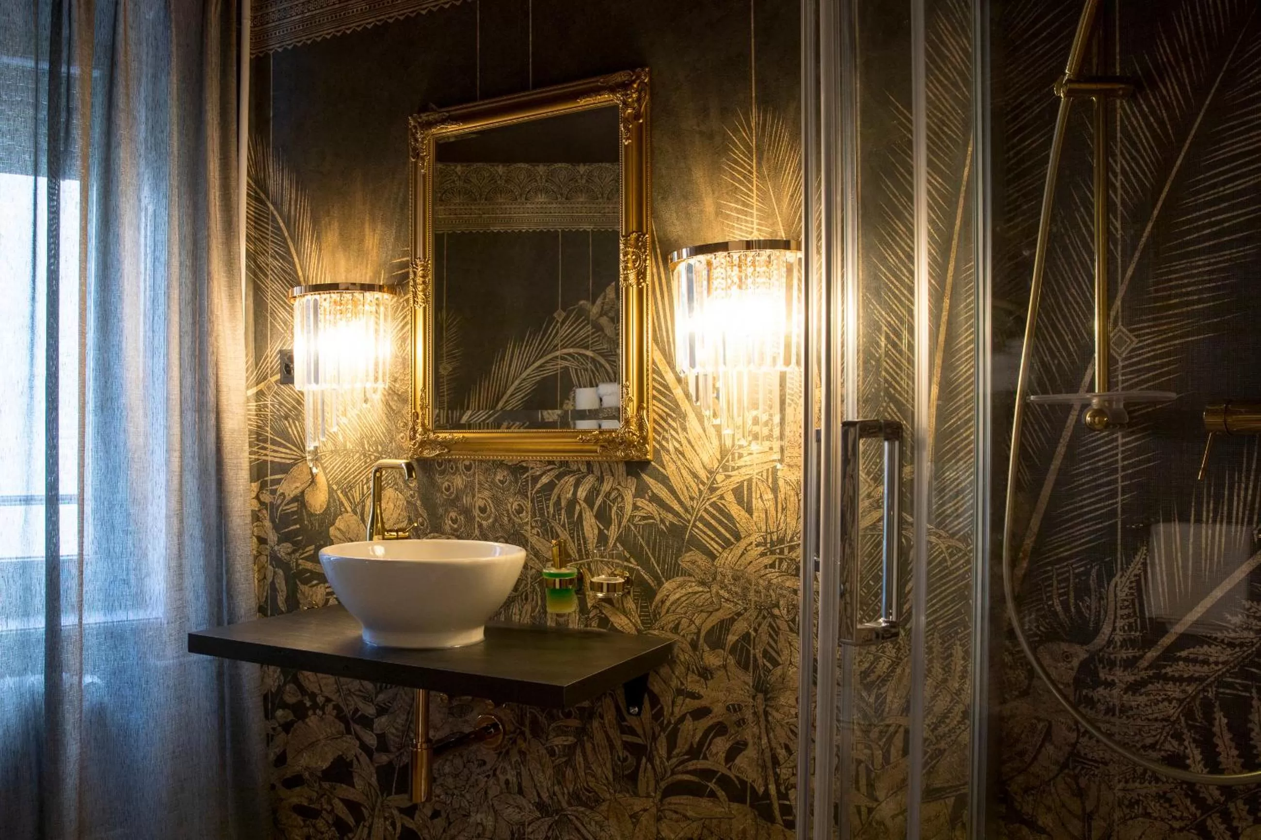 Shower in The Henry Self Check-In Guesthouse