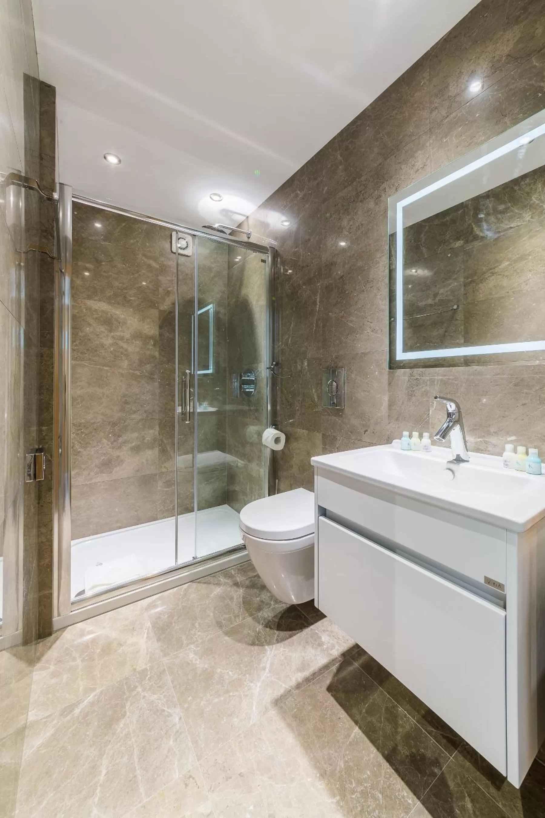 Bathroom in The Lion & Key Hotel