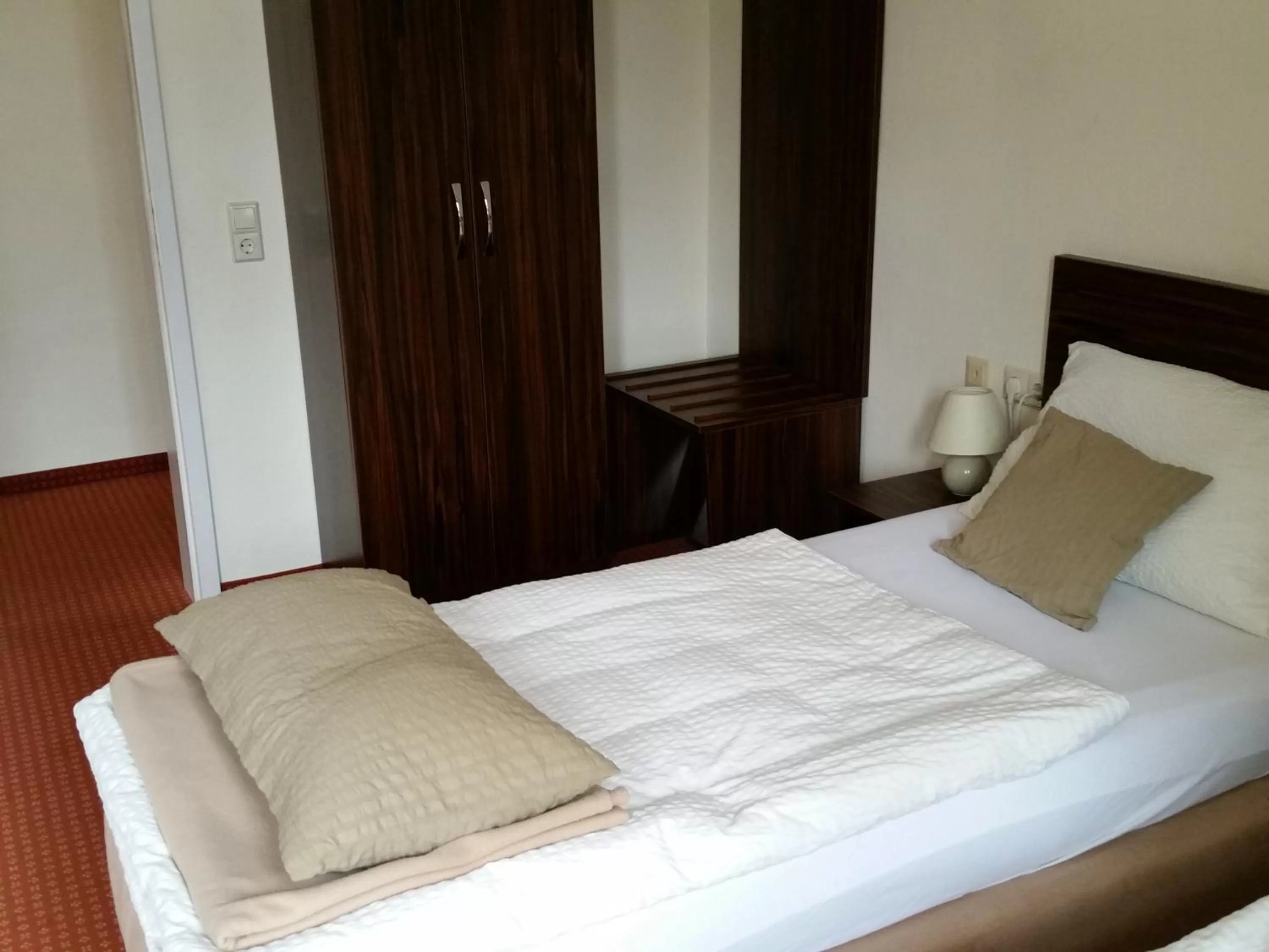 Bed, Room Photo in Linde Restaurant & Hotel