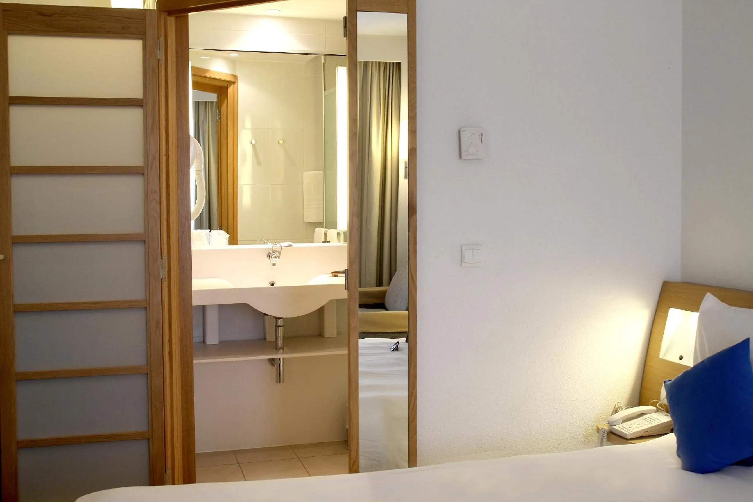 Bathroom, Bed in Novotel Constantine
