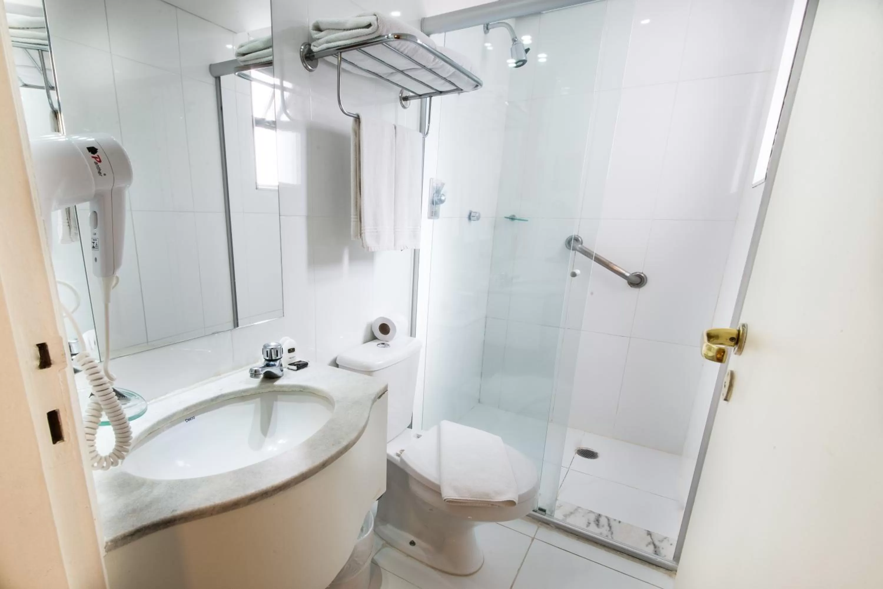 Bathroom in Summit Hotel Monaco