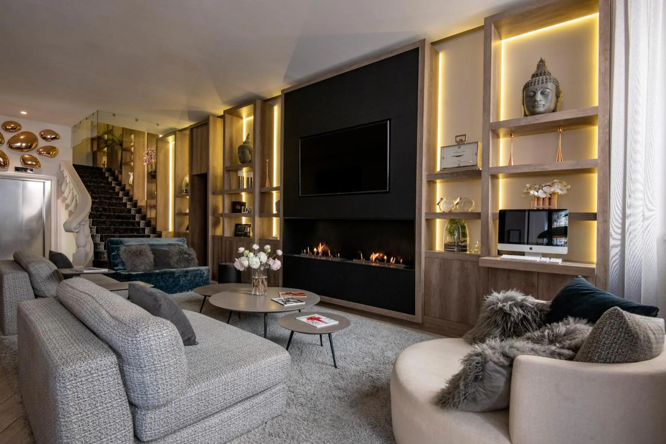 Library in Best Western Plus Nice Cosy Hotel