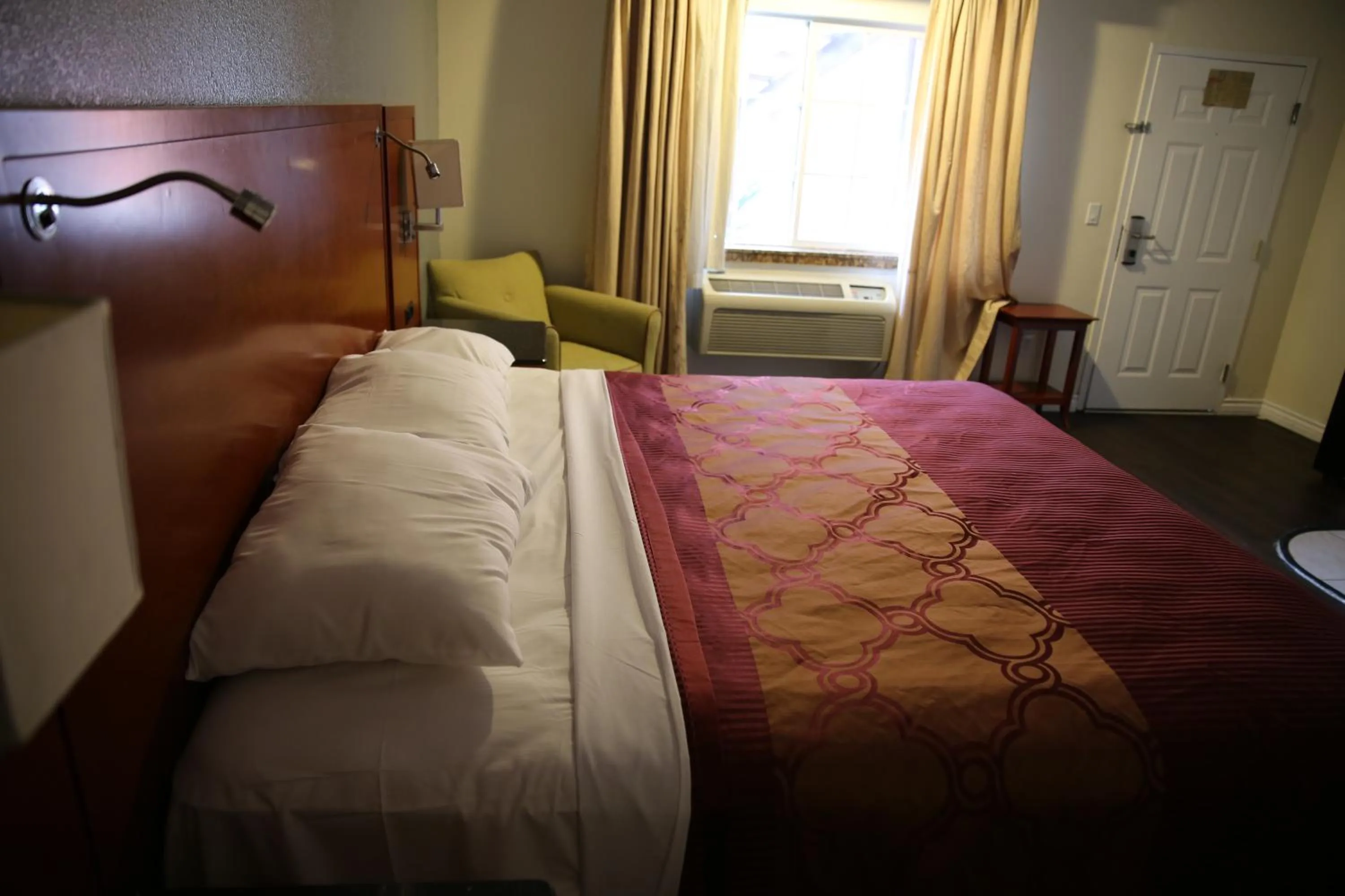 Chateau Inn & Suites