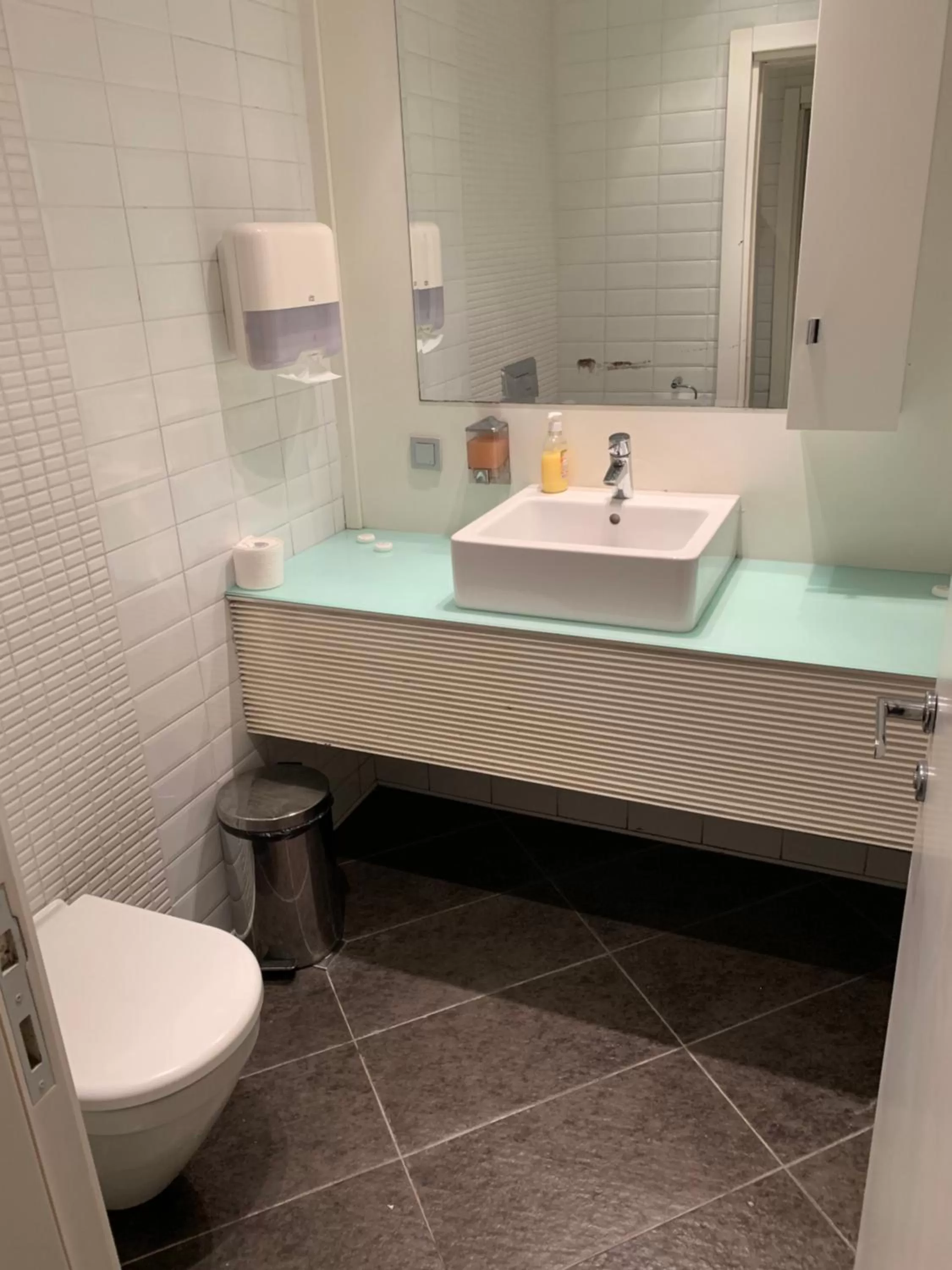 Toilet in City Hotel Plovdiv