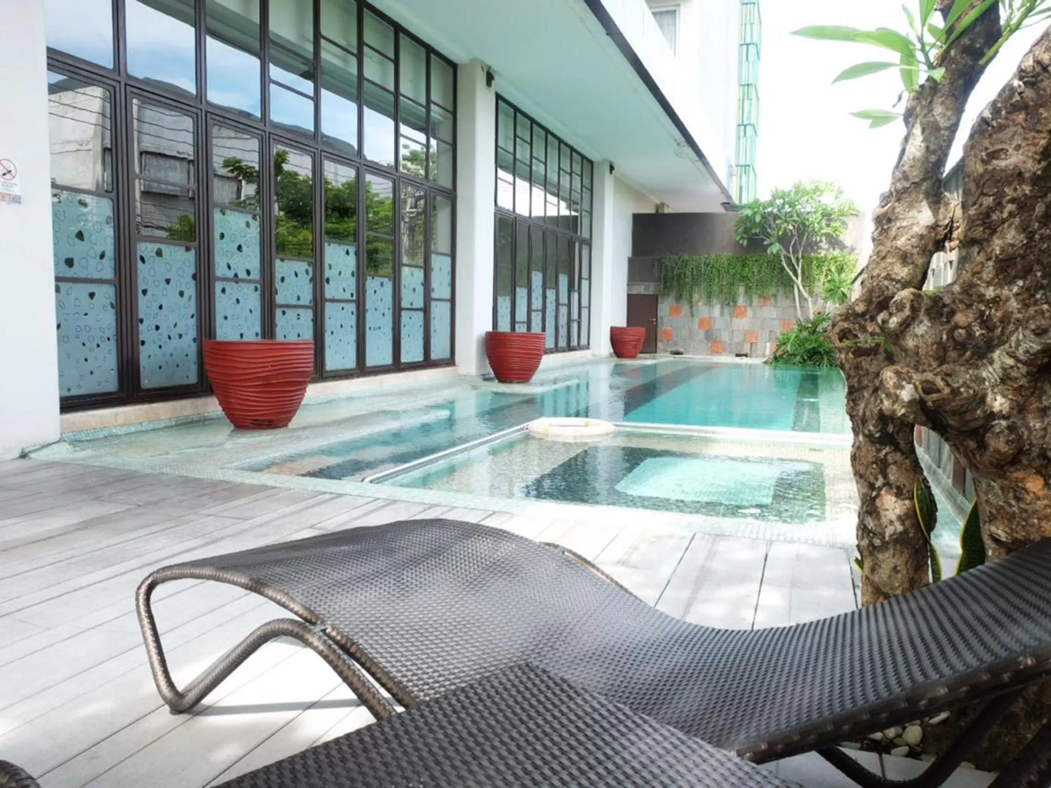 Swimming pool in Grand Livio Kuta Hotel