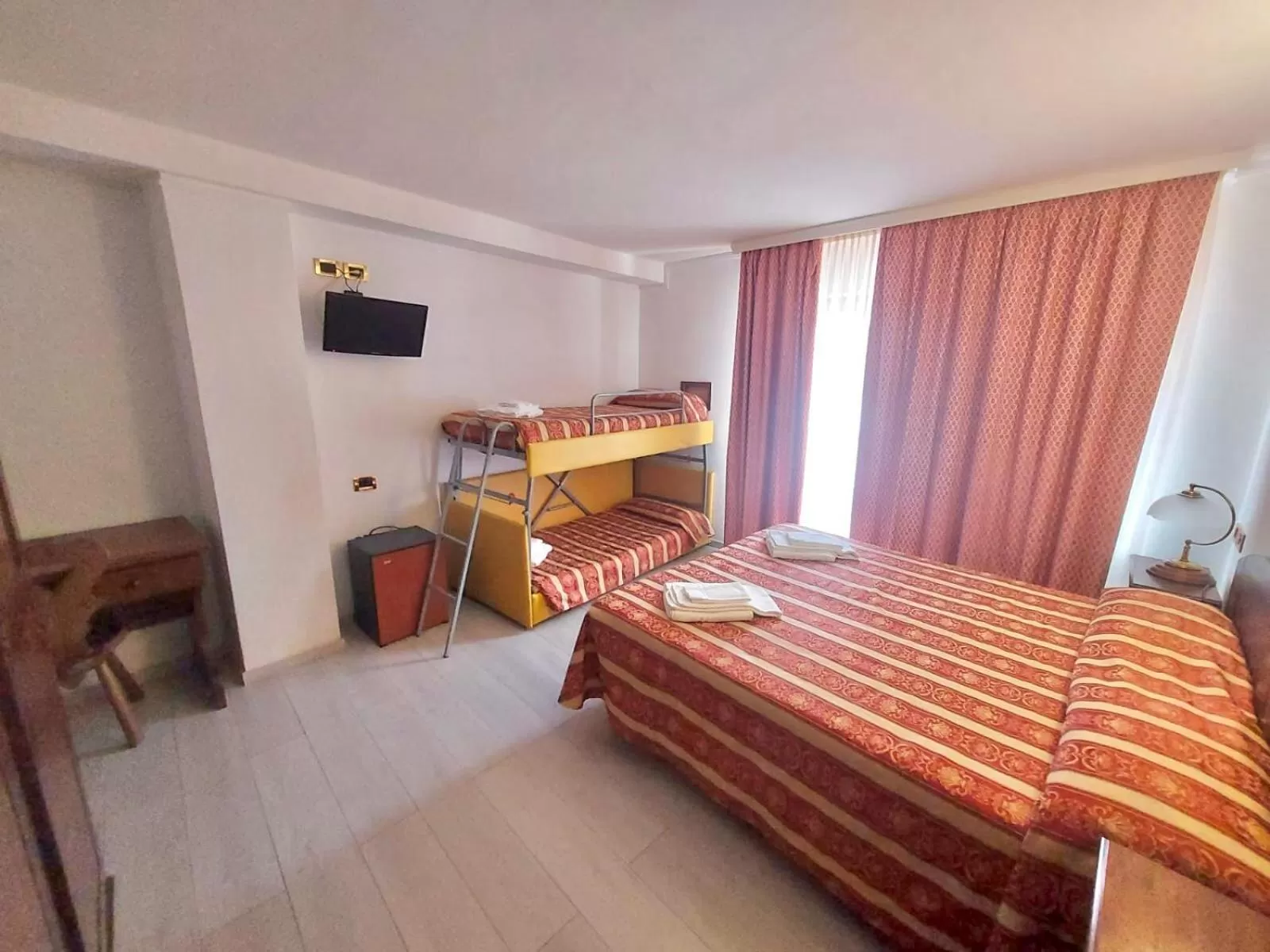 Photo of the whole room, Bed in HG Hotel Italia