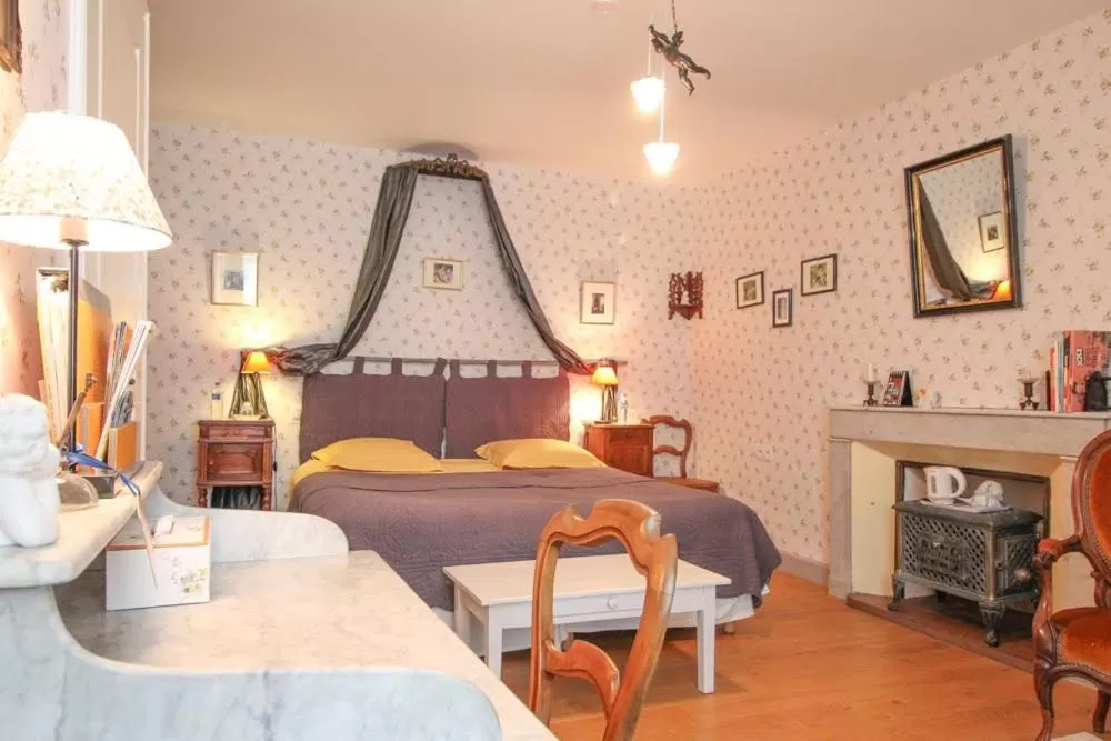 Photo of the whole room, Bed in La Jariette