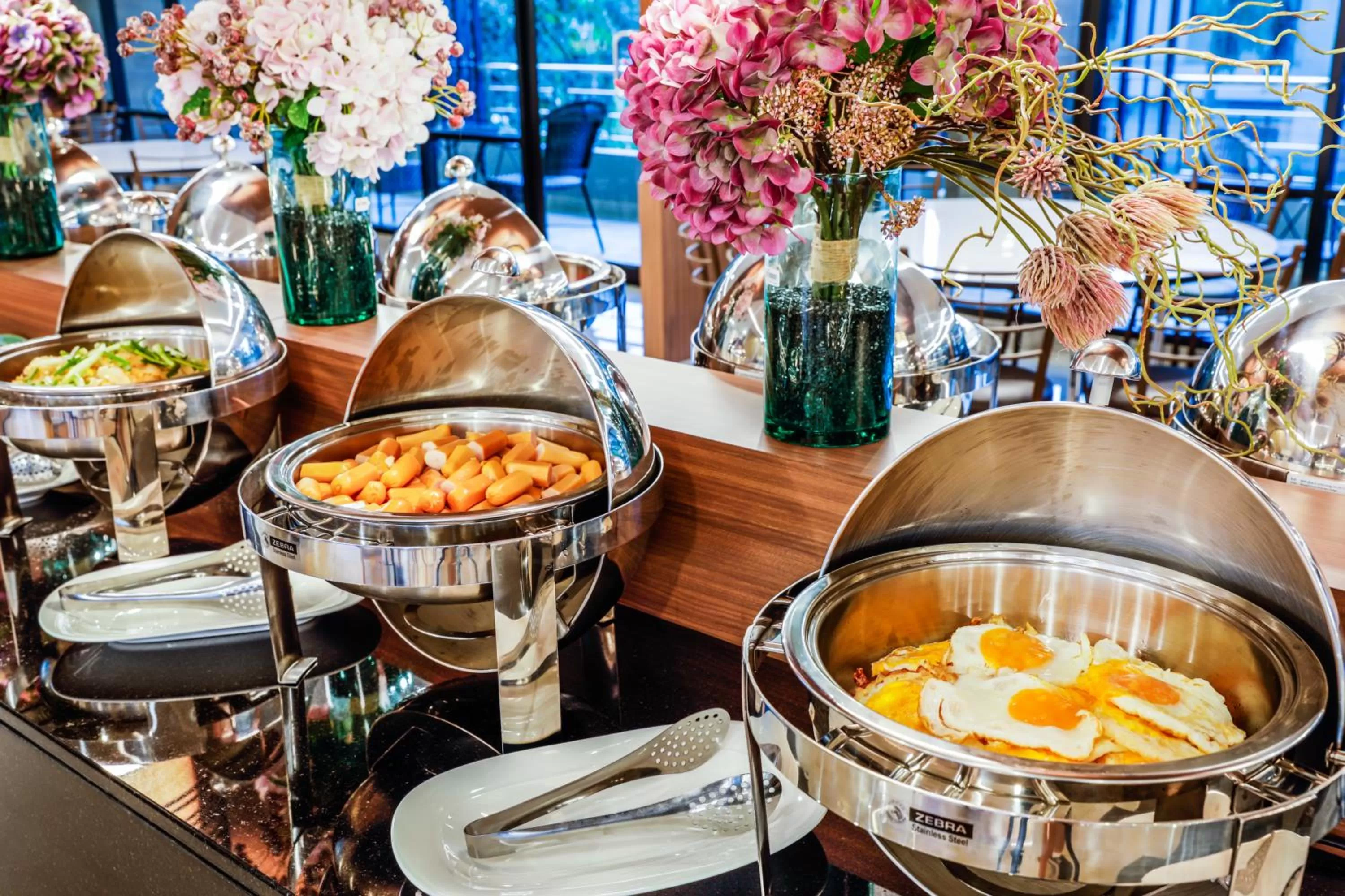 Restaurant/places to eat in Livotel Hotel Hua Mak Bangkok