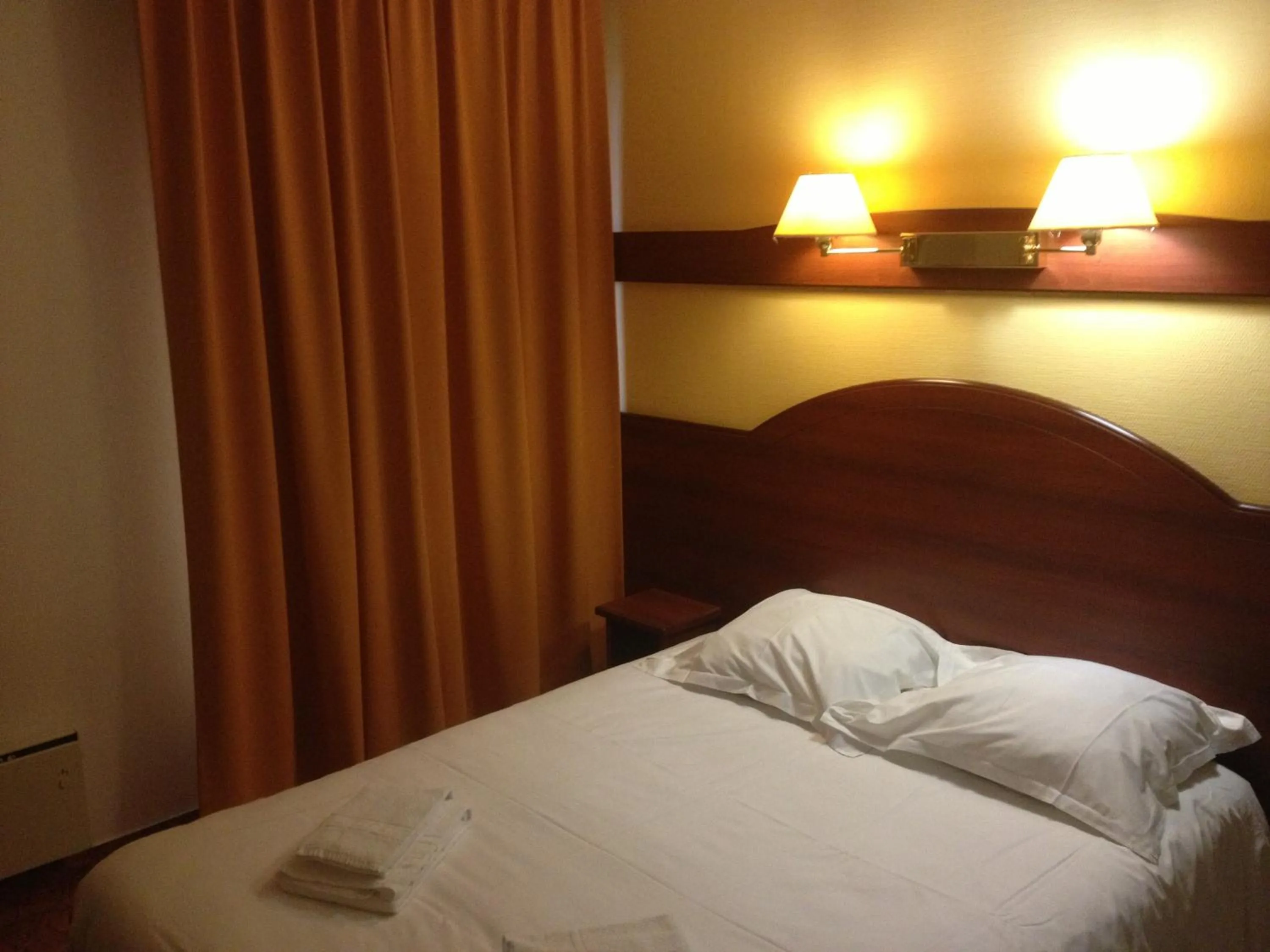 Bed in Hotel Couleurs Sud Centre-ville Gare Charleville-Mézières