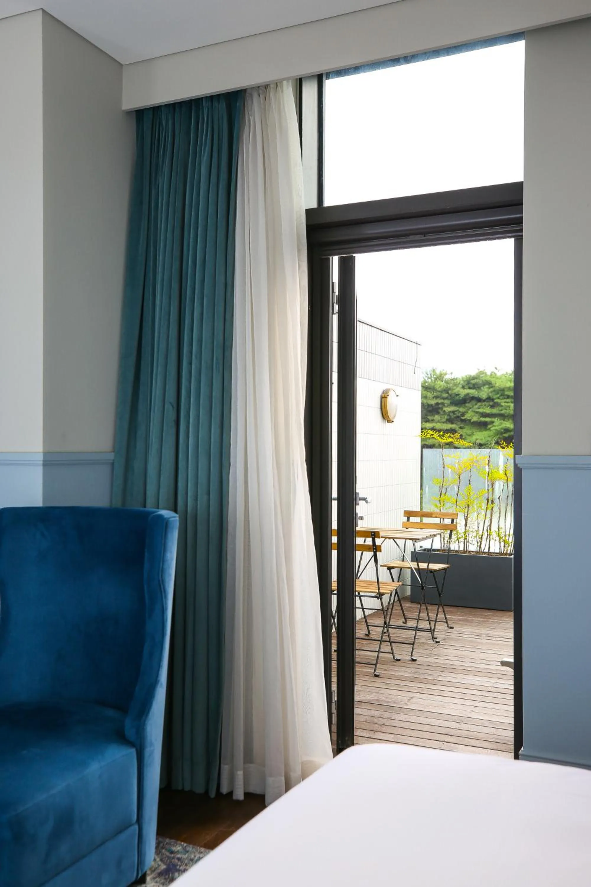 Balcony/Terrace, Bed in Hotel Crescendo Seoul