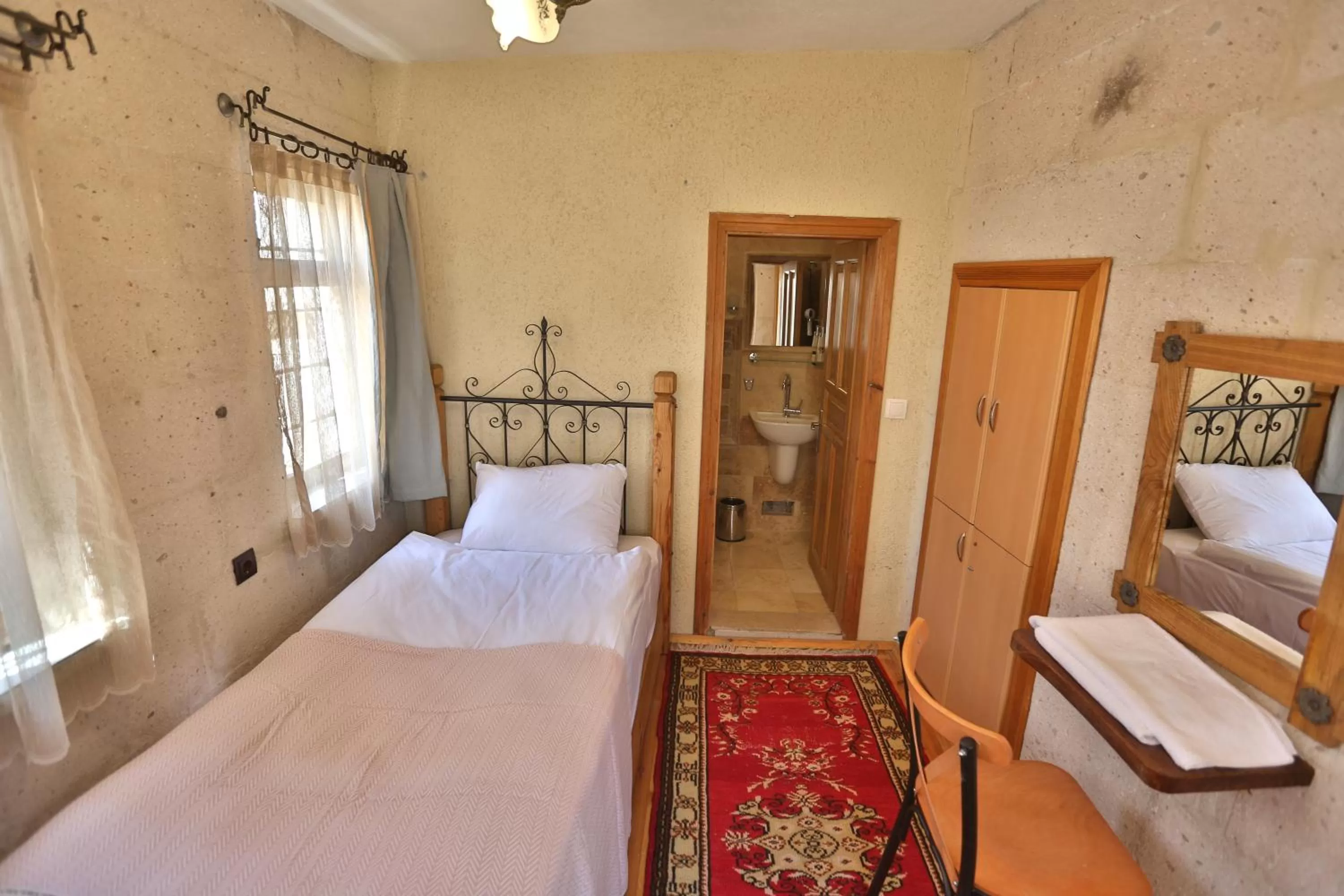 Bedroom, Bed in Kookaburra Hotel