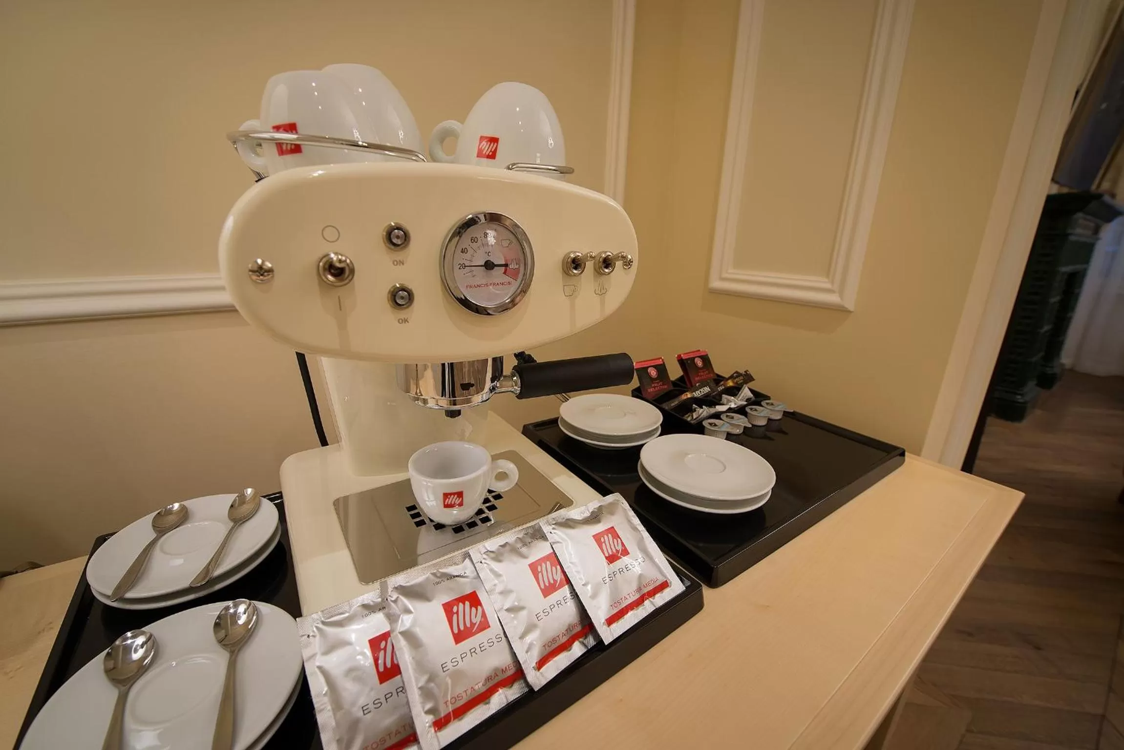 Coffee/tea facilities in Wilson Palace by LOFT