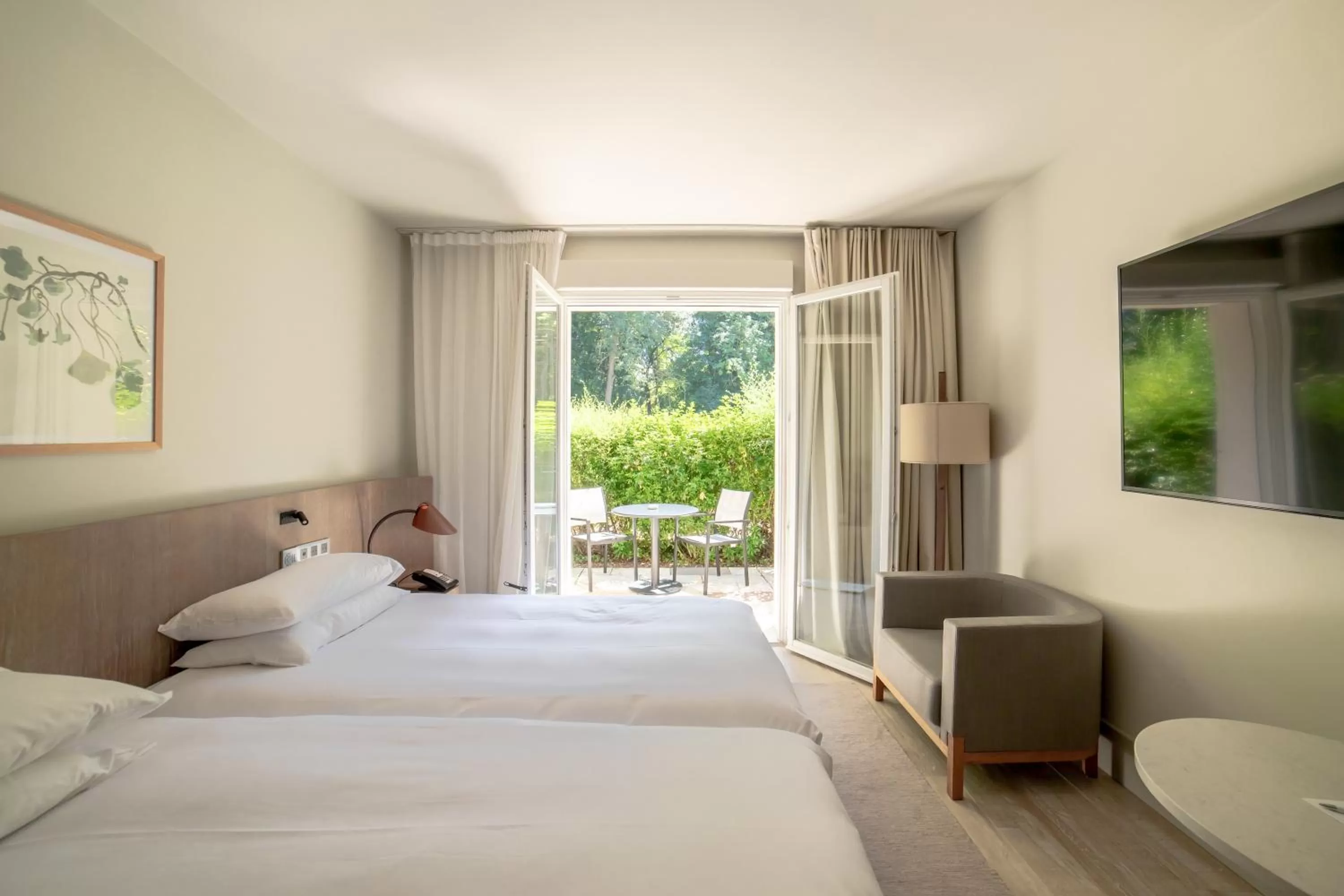 Patio, Bed in Le Grand Pavillon Chantilly