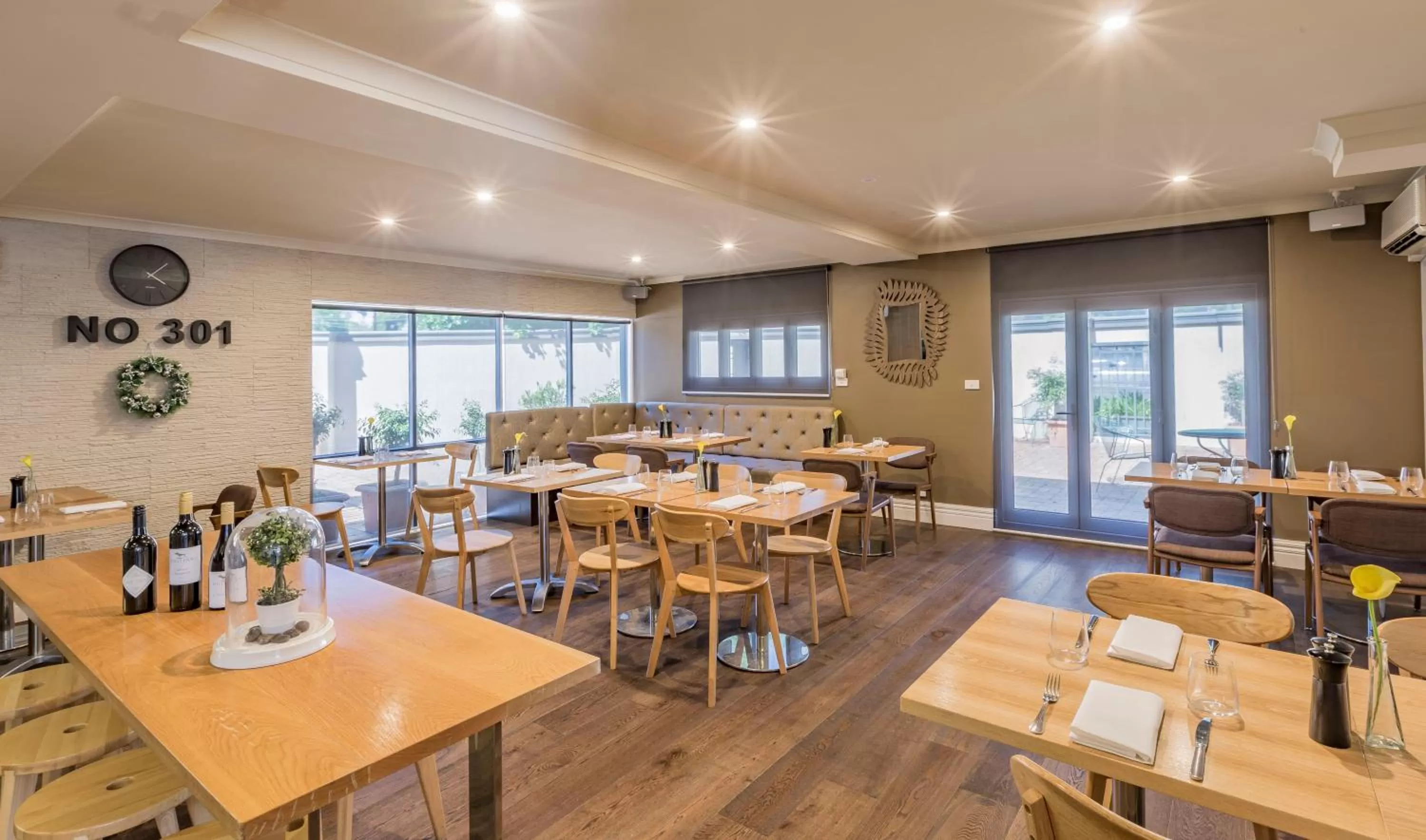 Restaurant/places to eat in The Waverley International Hotel