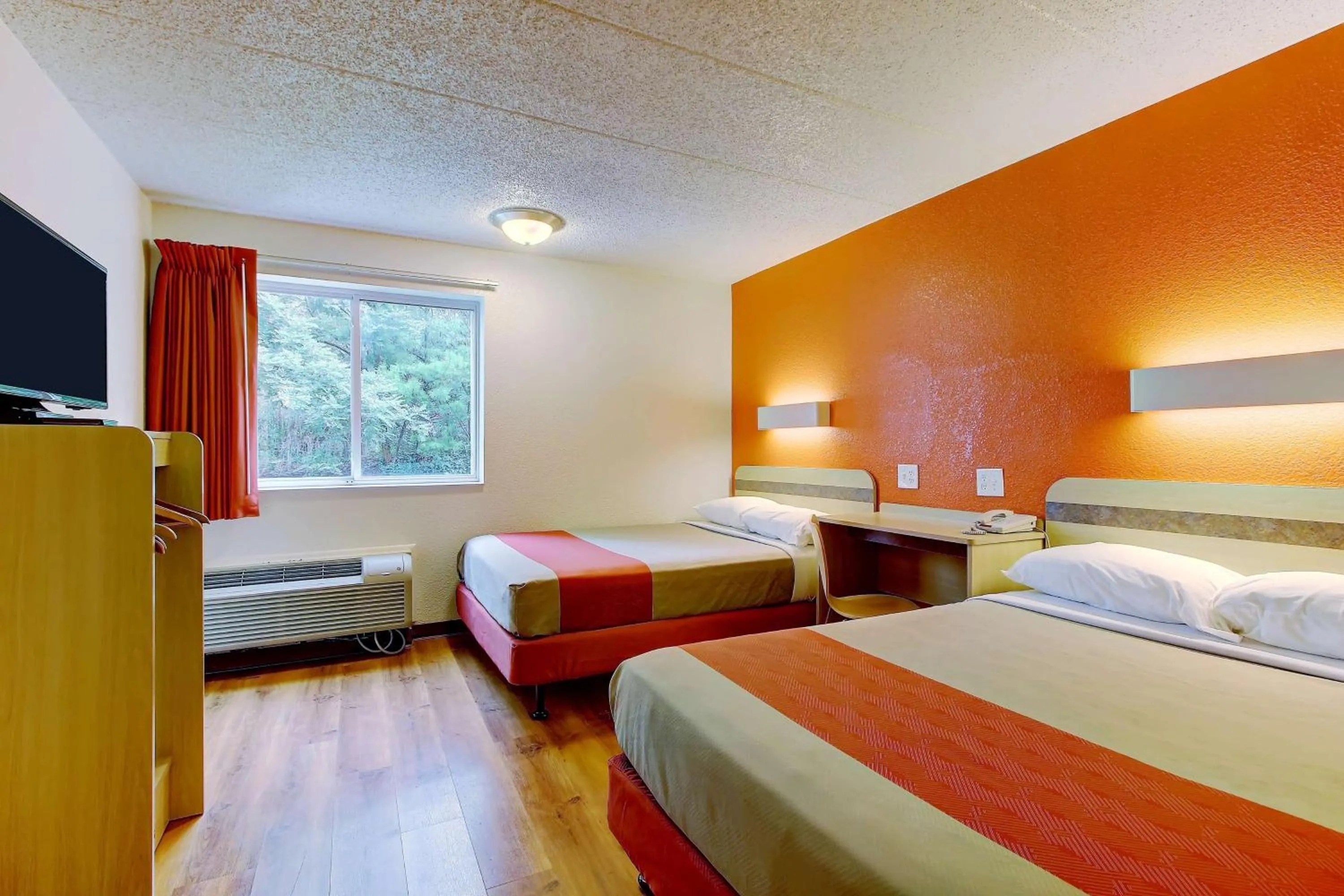 TV and multimedia, Bed in Motel 6-York, PA - North
