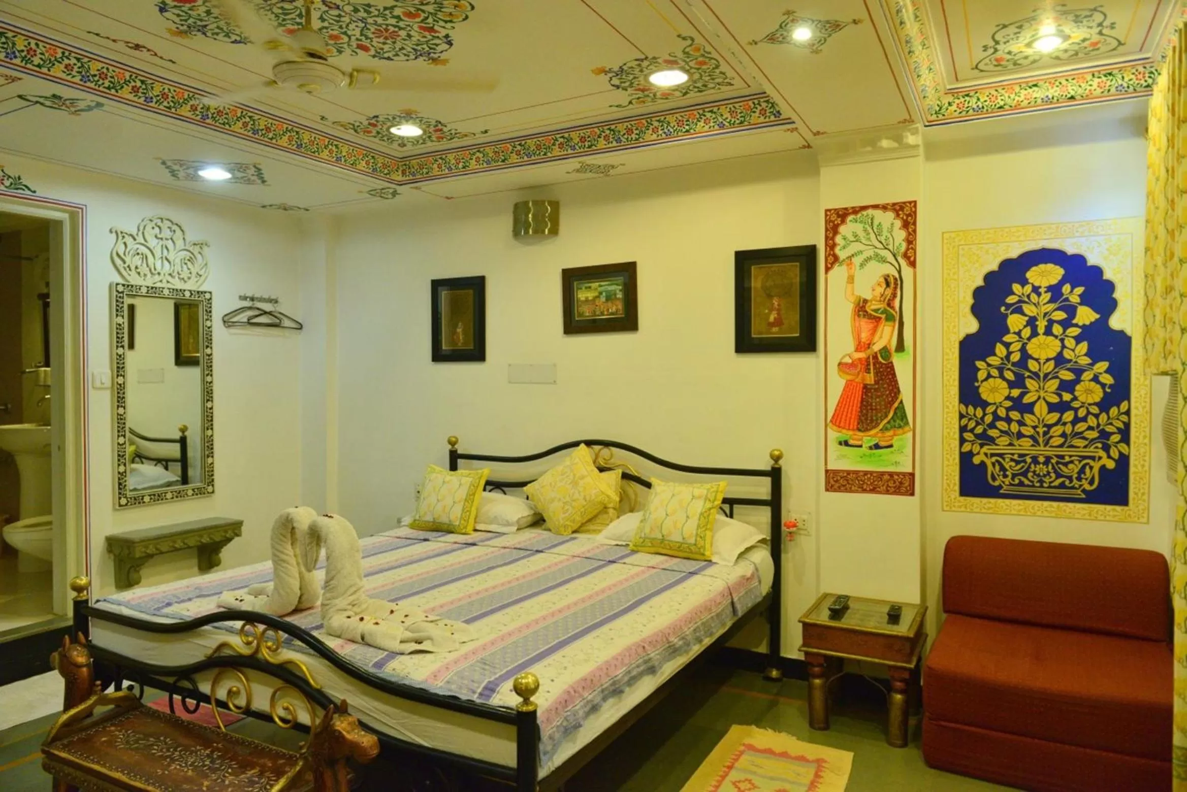 Bed in Hotel Mewar Haveli - At Lake Pichola