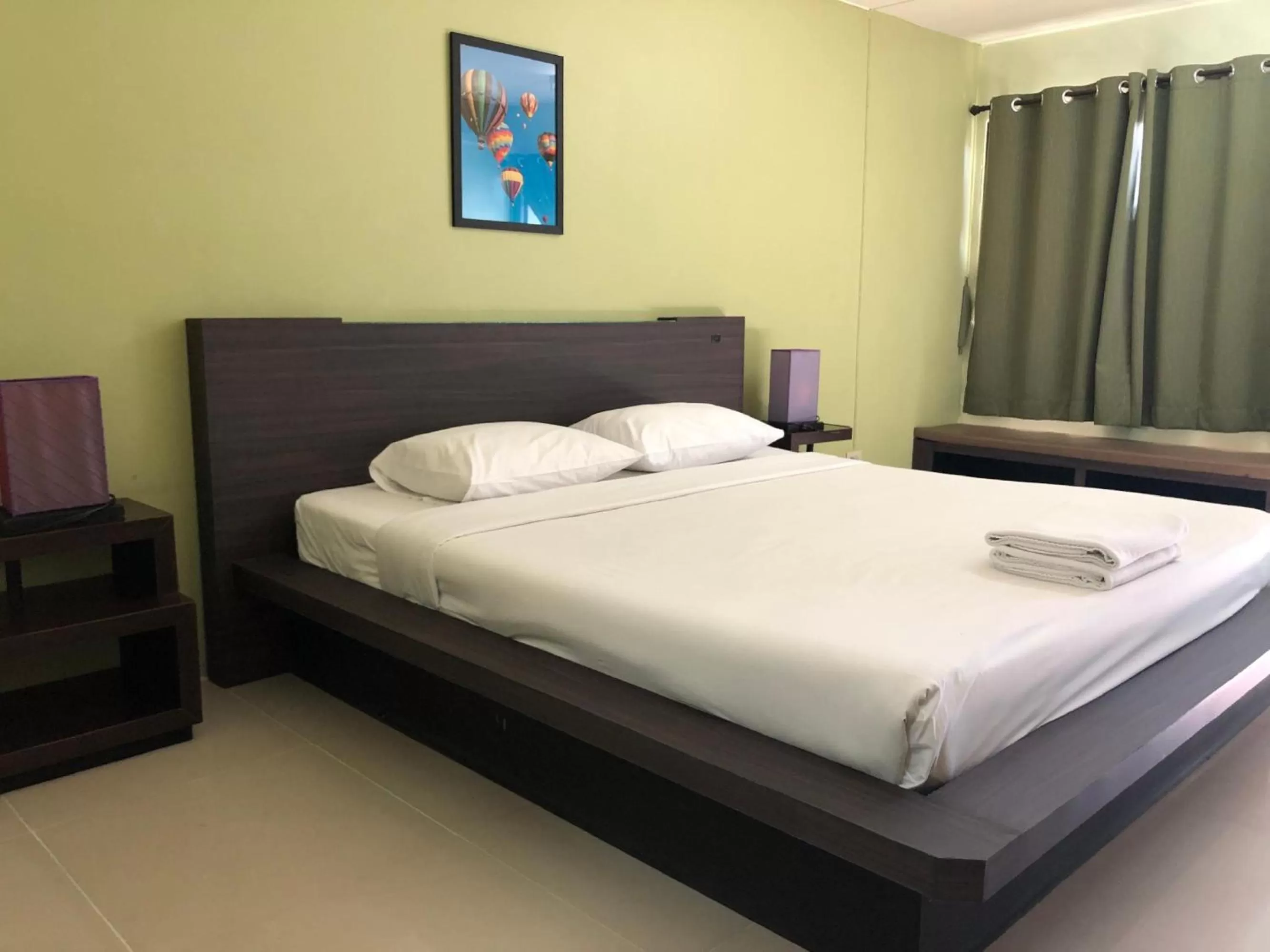 Bedroom, Bed in Smith Residence