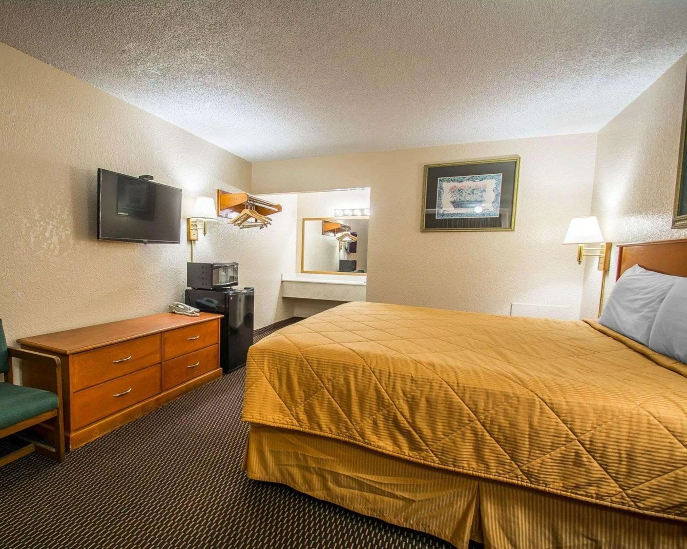 Photo of the whole room, Bed in Rodeway Inn Fort Pierce I-95