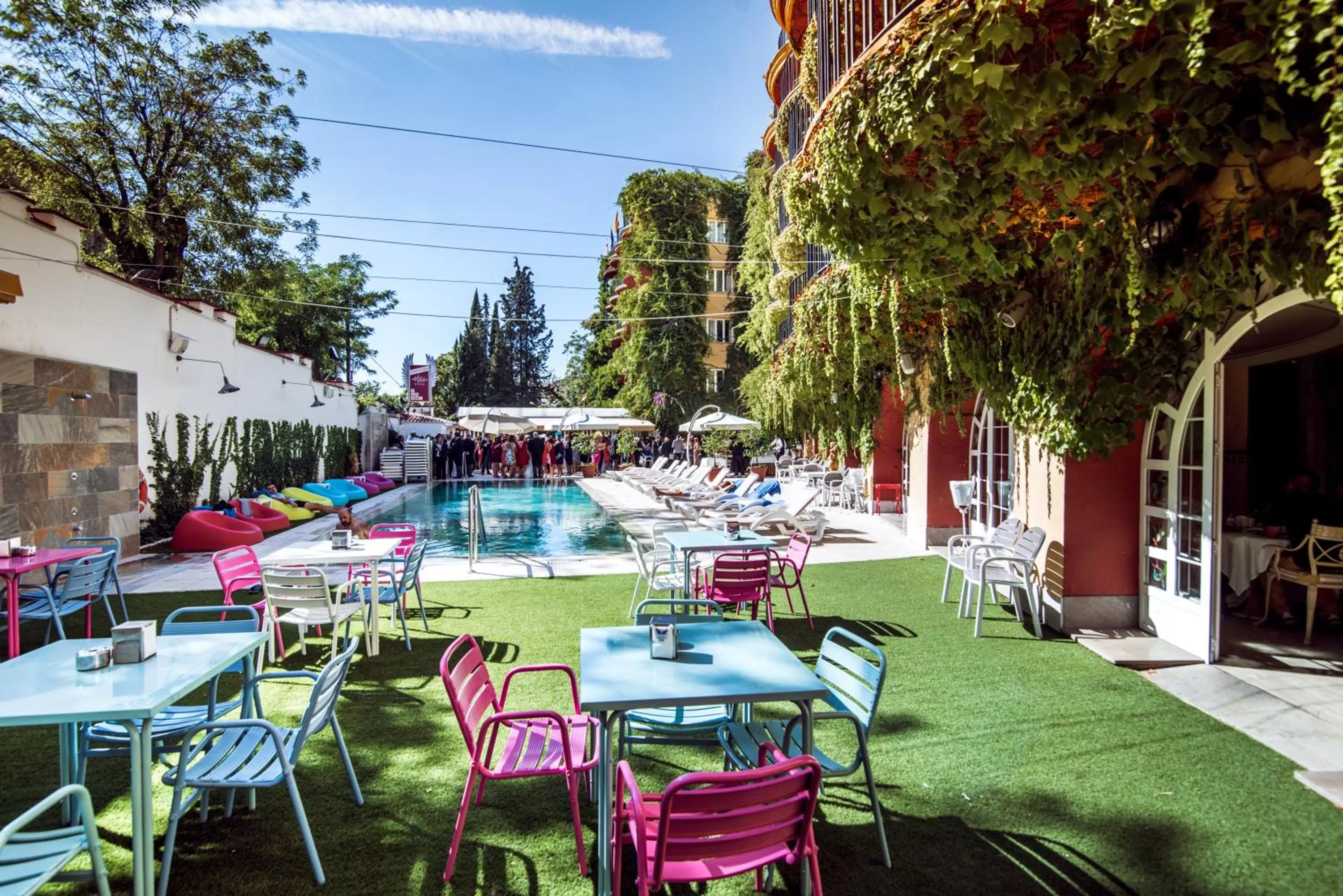 Swimming pool in Hotel Los Angeles Granada