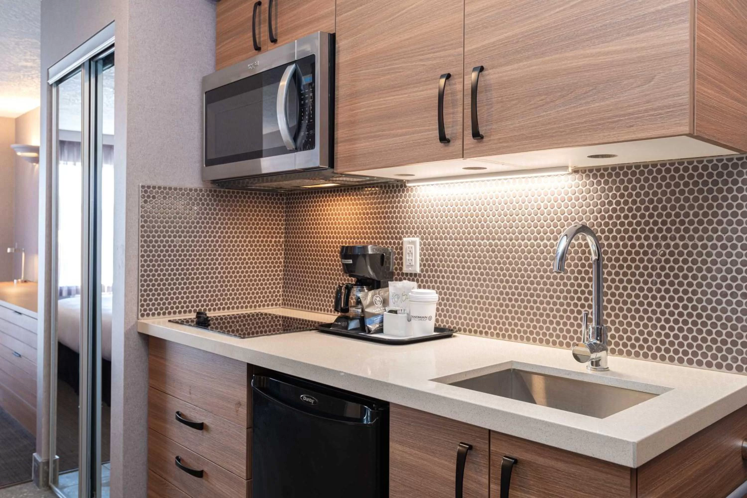 Kitchen or kitchenette in Sandman Hotel Victoria