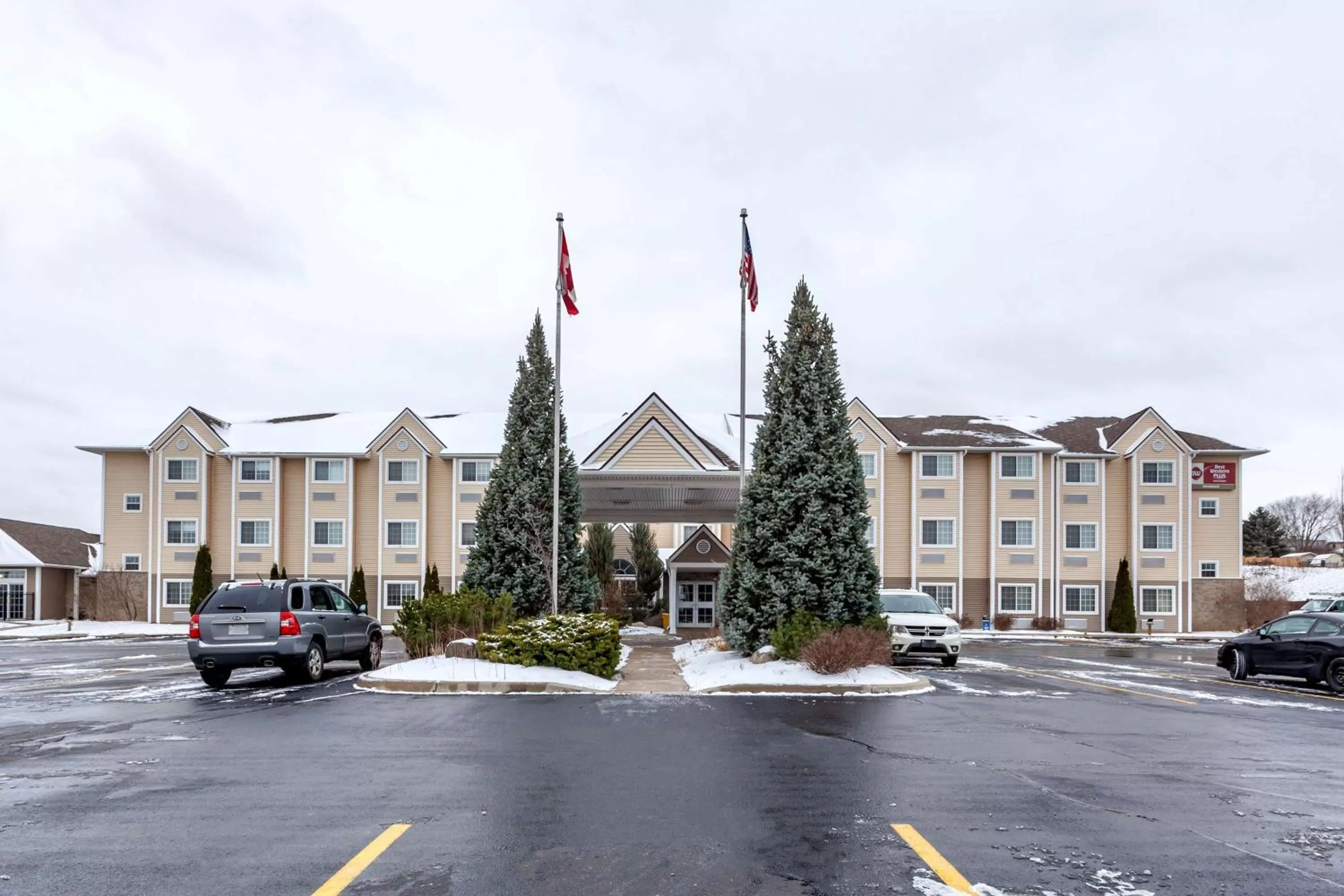 Property building in Best Western Plus Woodstock Inn & Suites