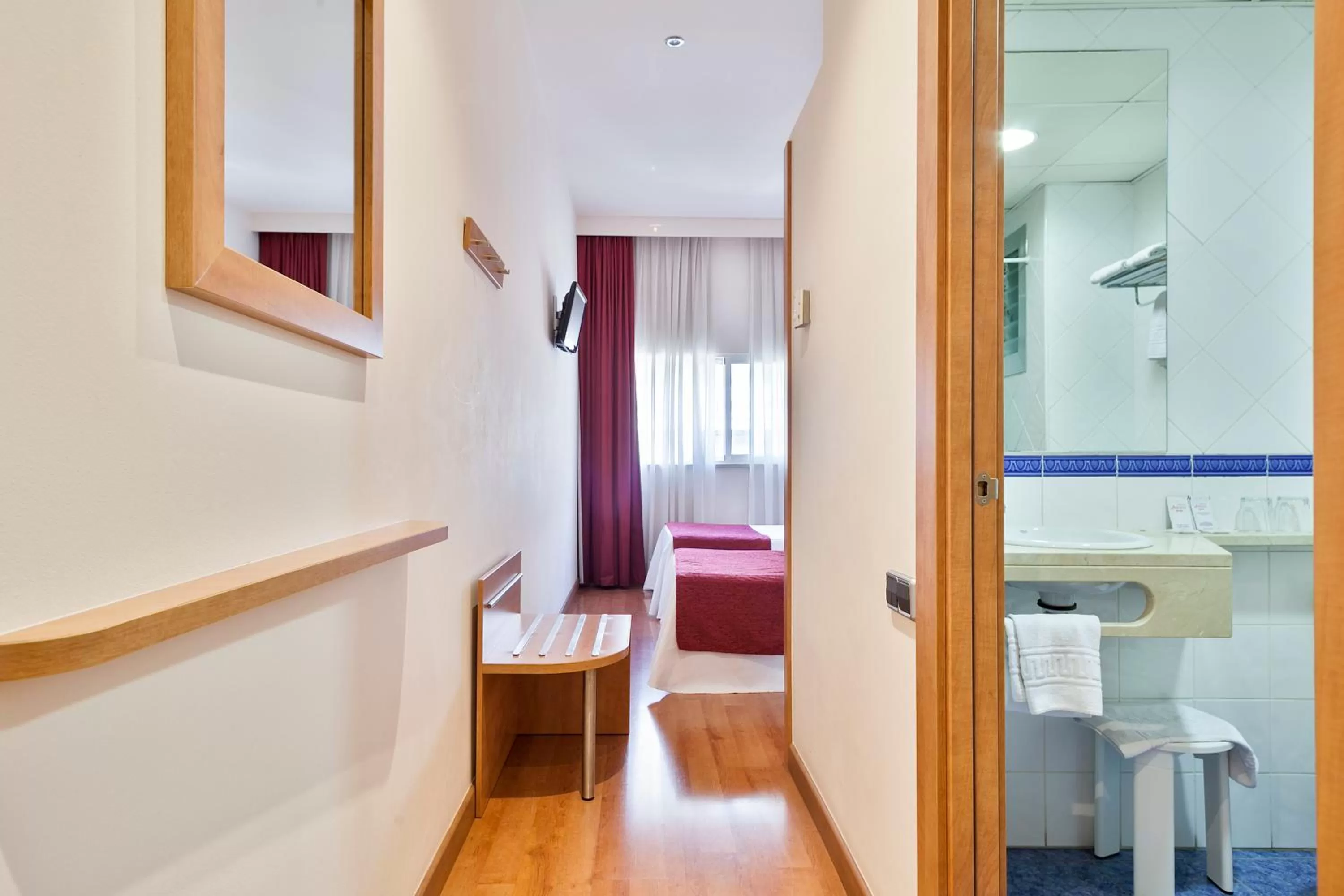 Photo of the whole room in Acta Antibes