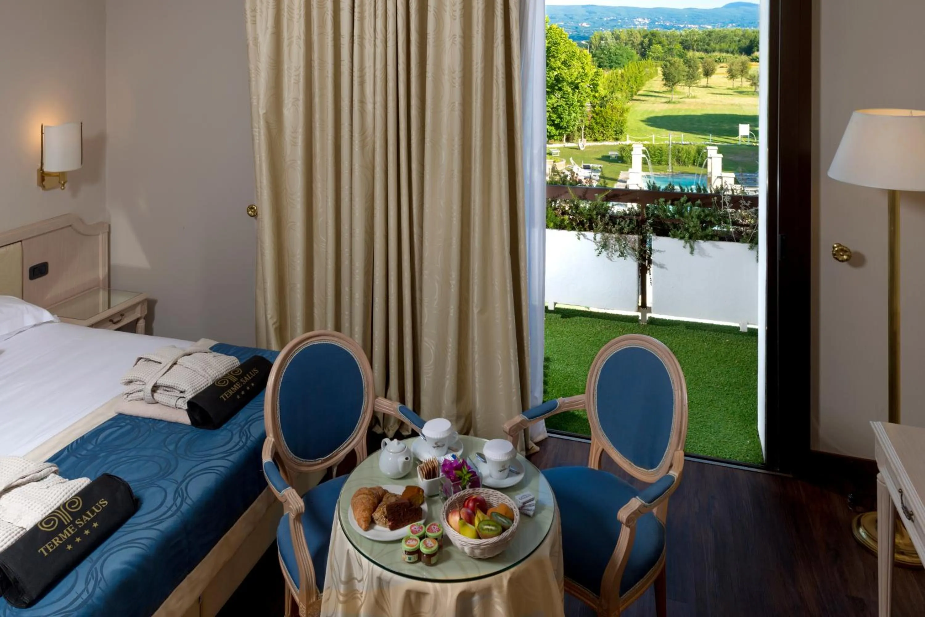 Pool view, Bed in Hotel Salus Terme - Adults Only