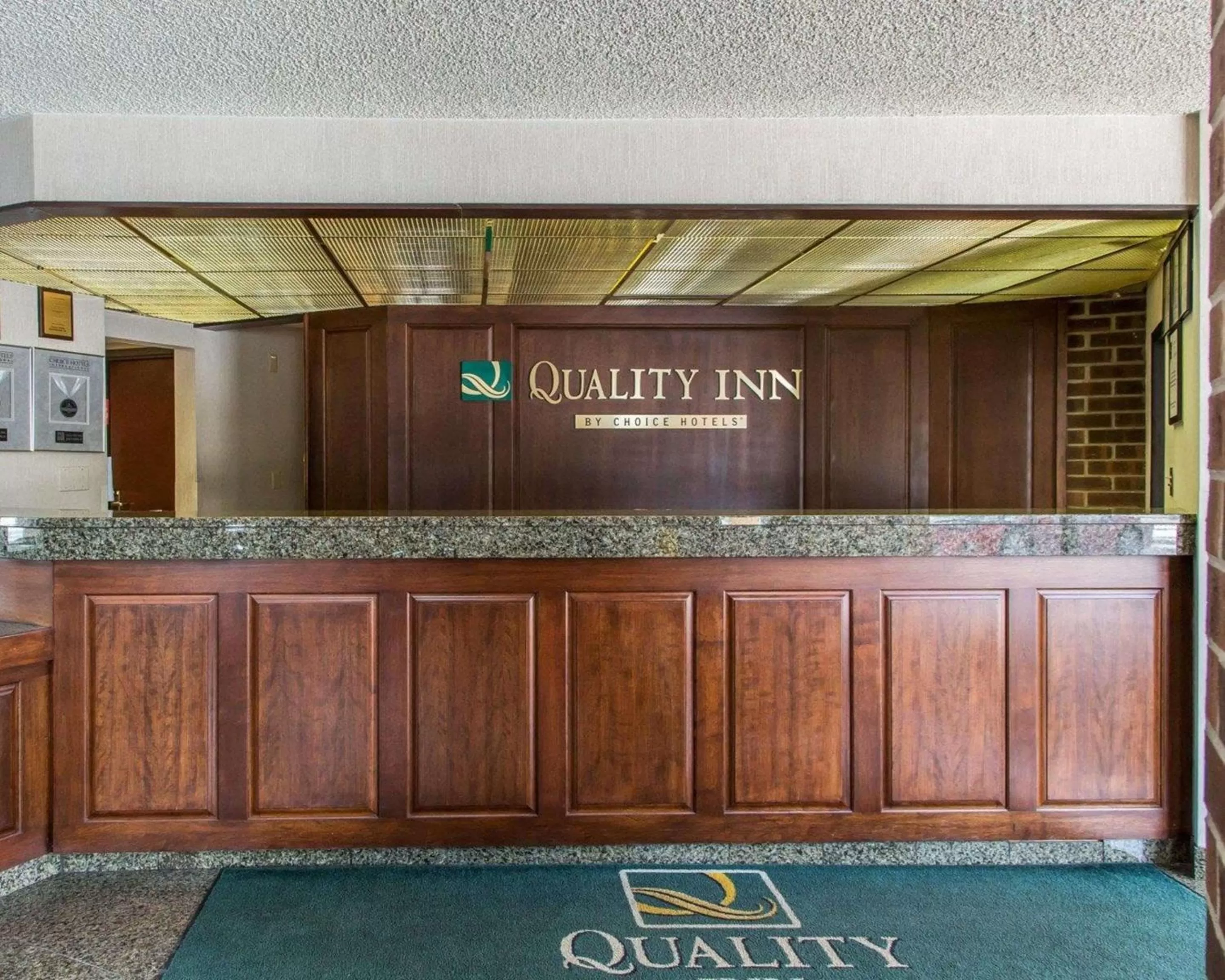 Lobby or reception in Quality Inn Schaumburg - Chicago near the Mall