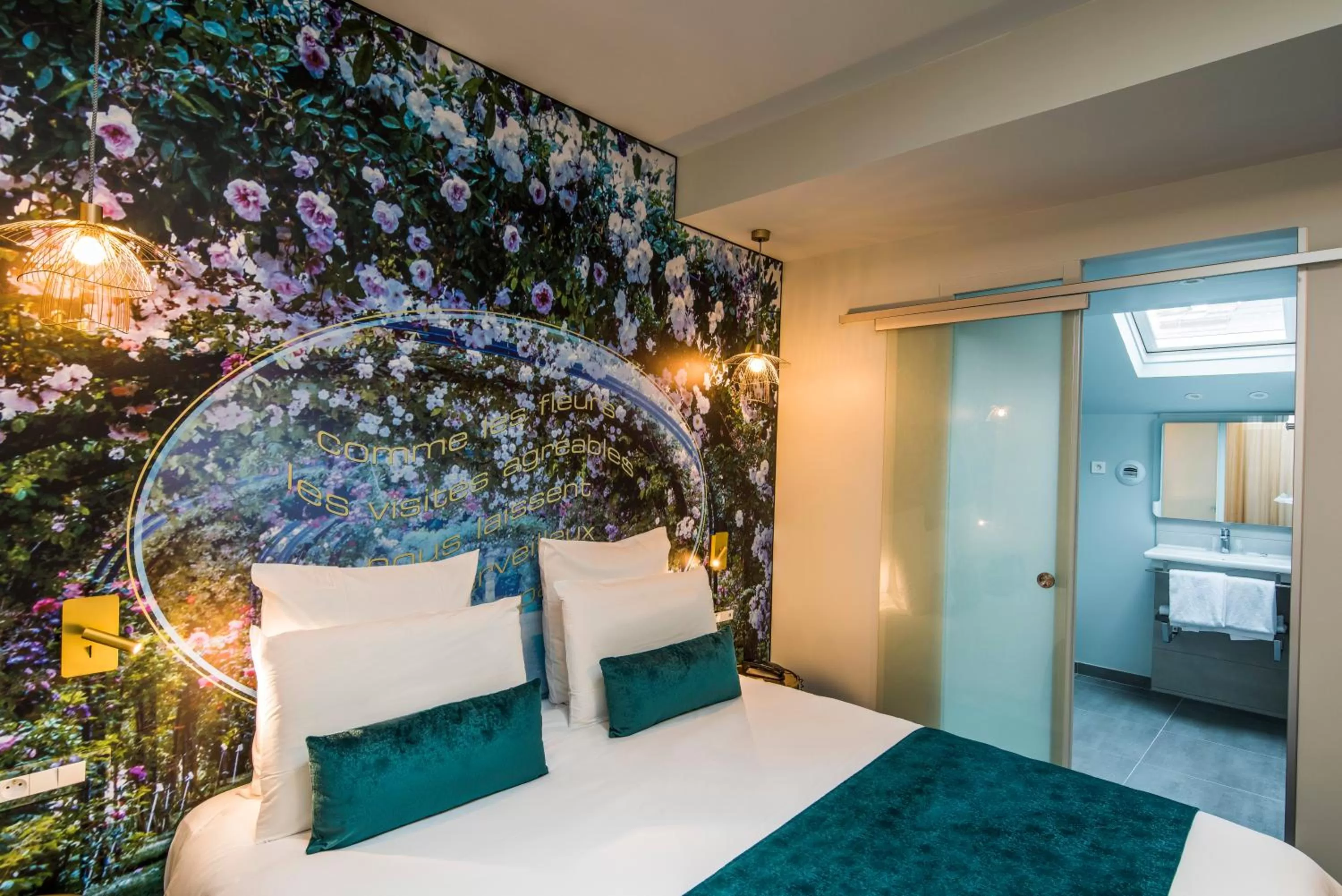 View (from property/room), Bed in Hôtel Mercure Paris Suresnes Longchamp