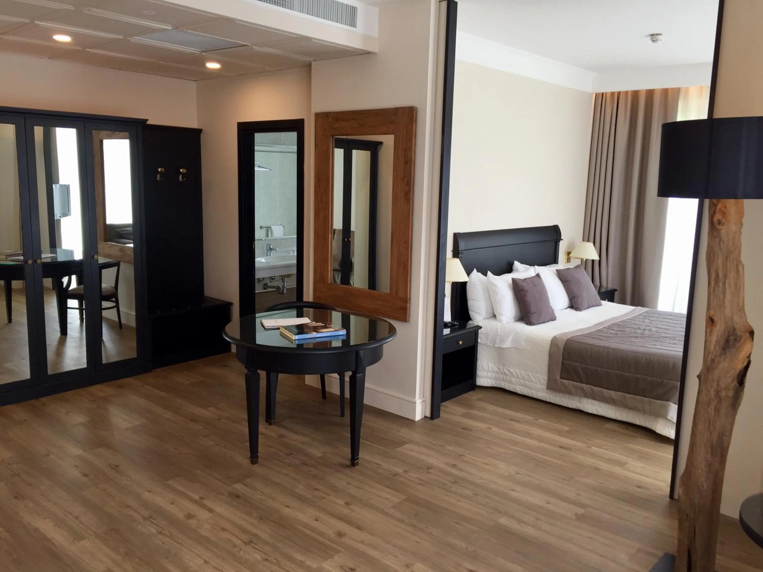 Living room, Bed in Hotel Touring