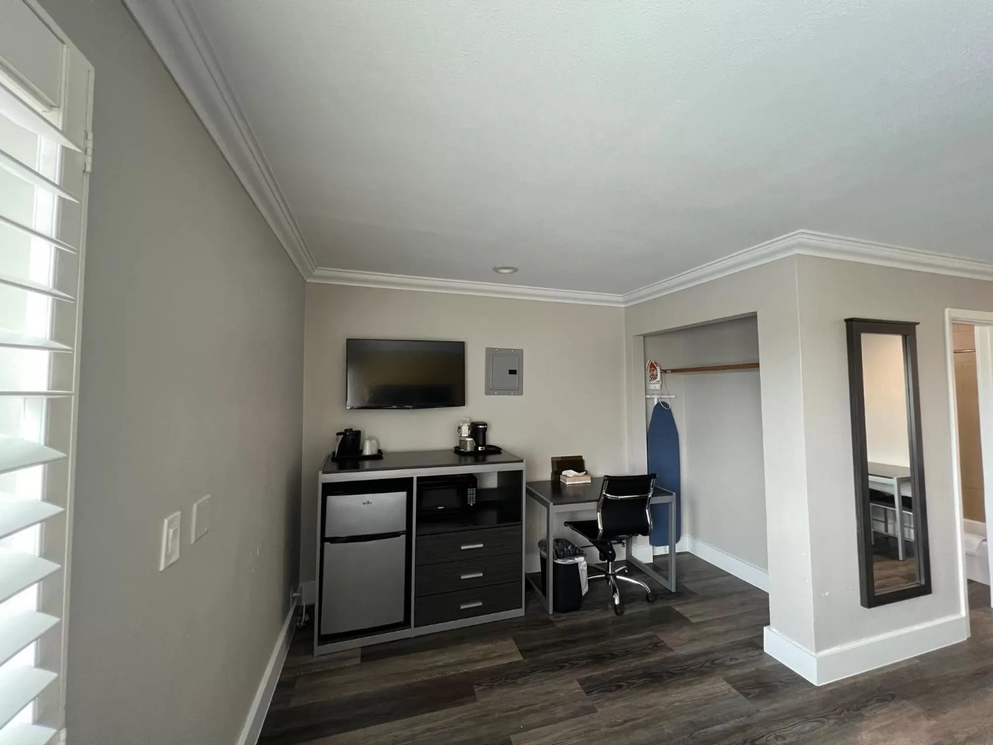 TV and multimedia in Deluxe Inn Hawthorne/ LAX