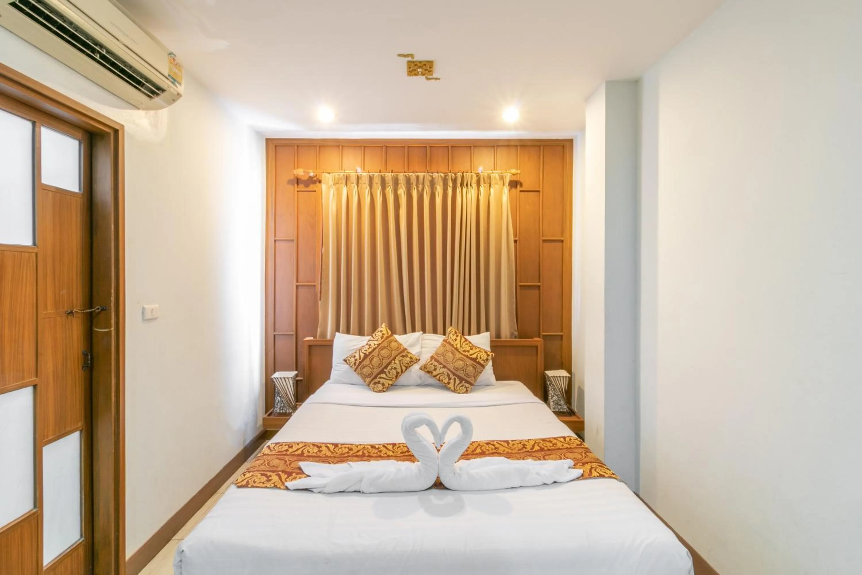 Photo of the whole room, Bed in Lotus Hotel Patong