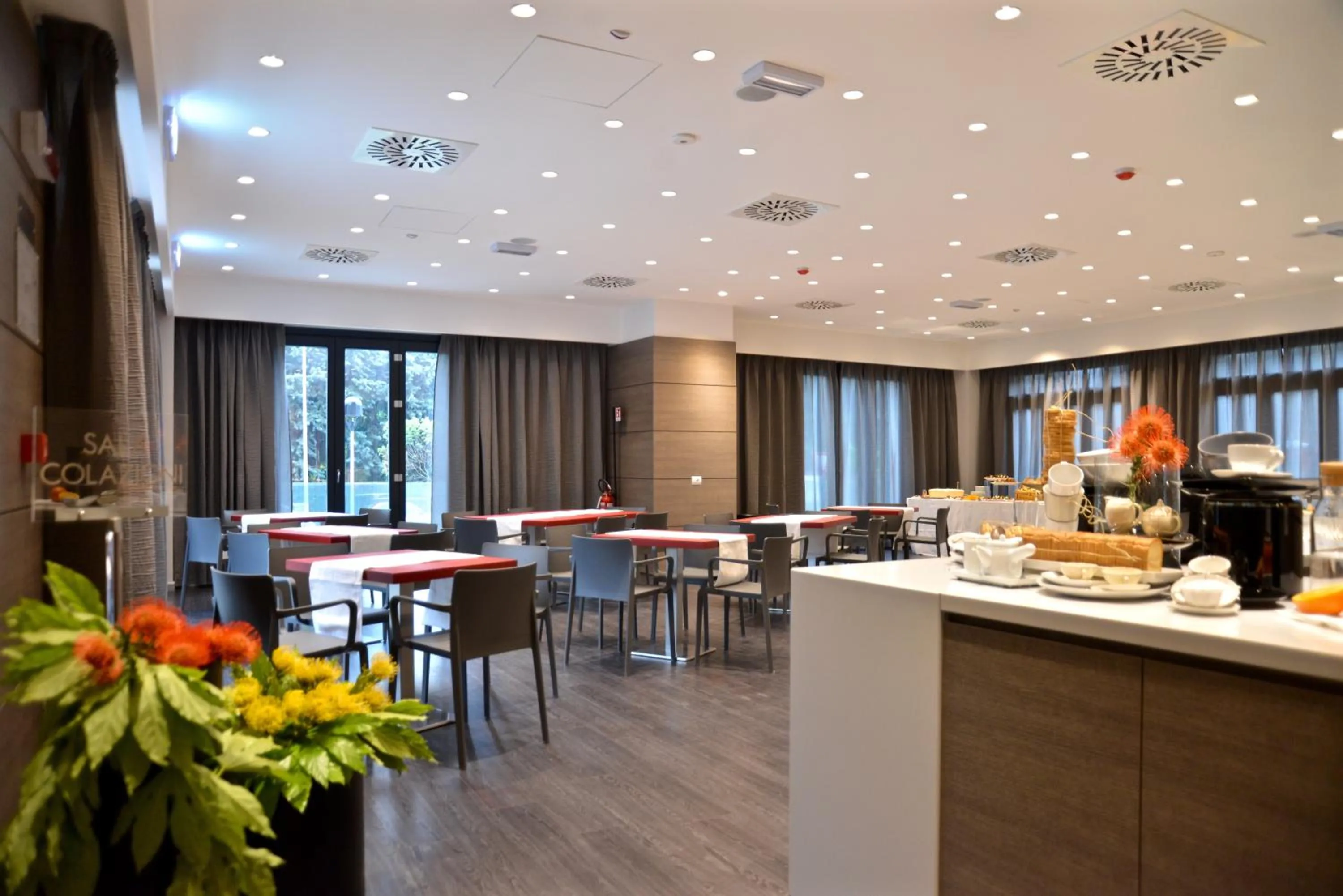 Restaurant/places to eat in Hotel Forum