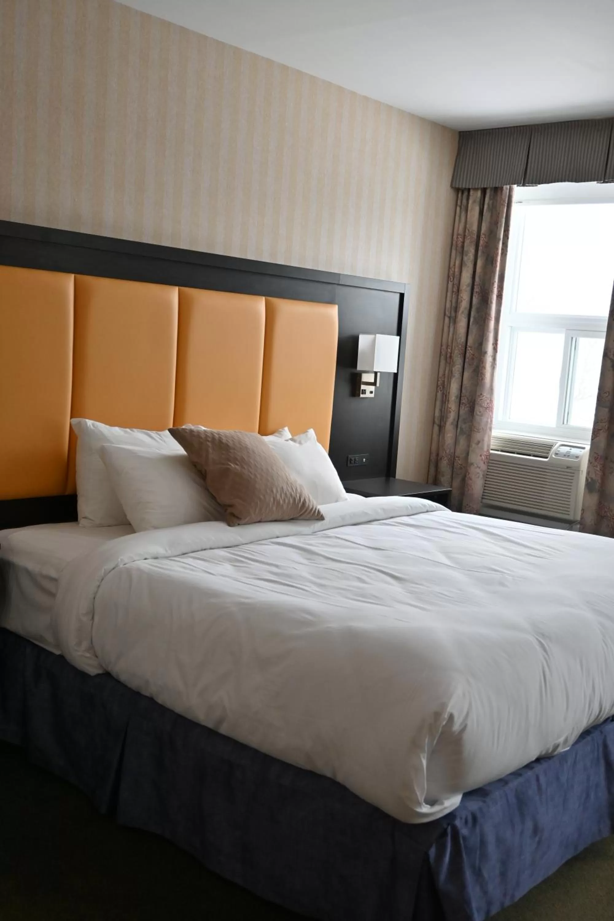 Bed in The Gananoque Inn