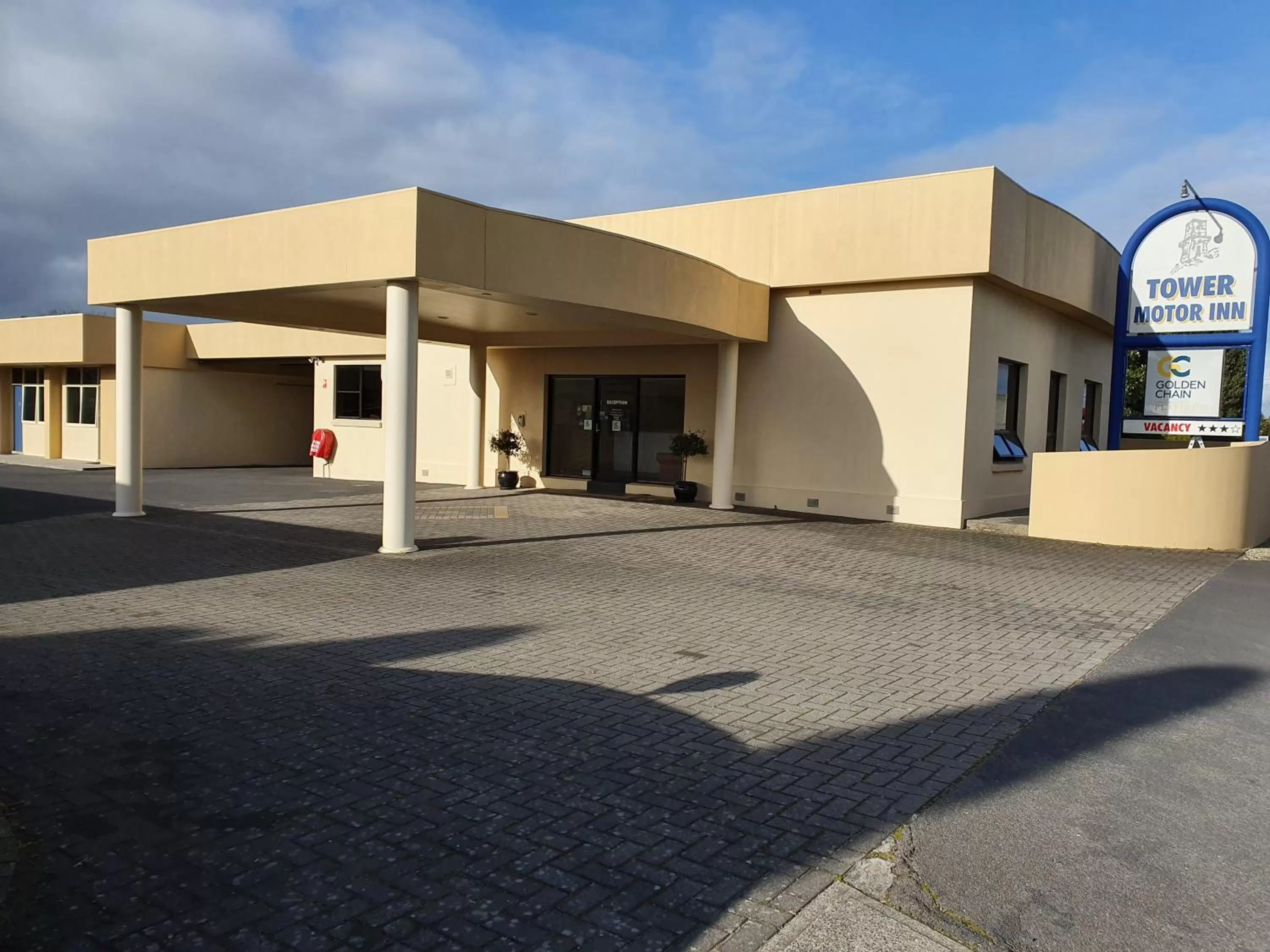 Facade/entrance in Tower Motor Inn