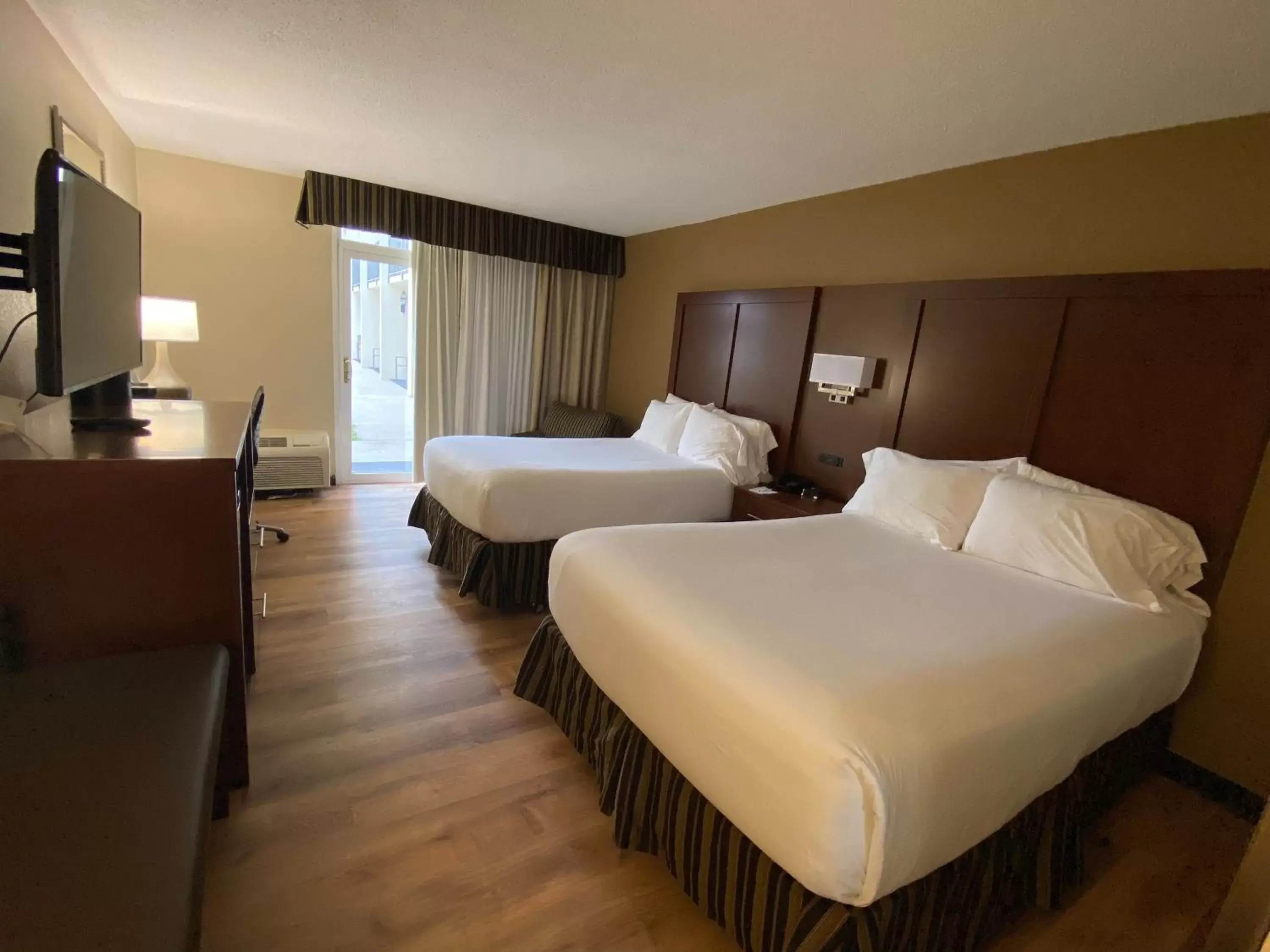 Double Room with Two Double Beds and Balcony - Non-Smoking in Wyndham Garden Warsaw Double Room with Two Double Beds and Balcony - Non-Smoking in Wyndham Garden Warsaw