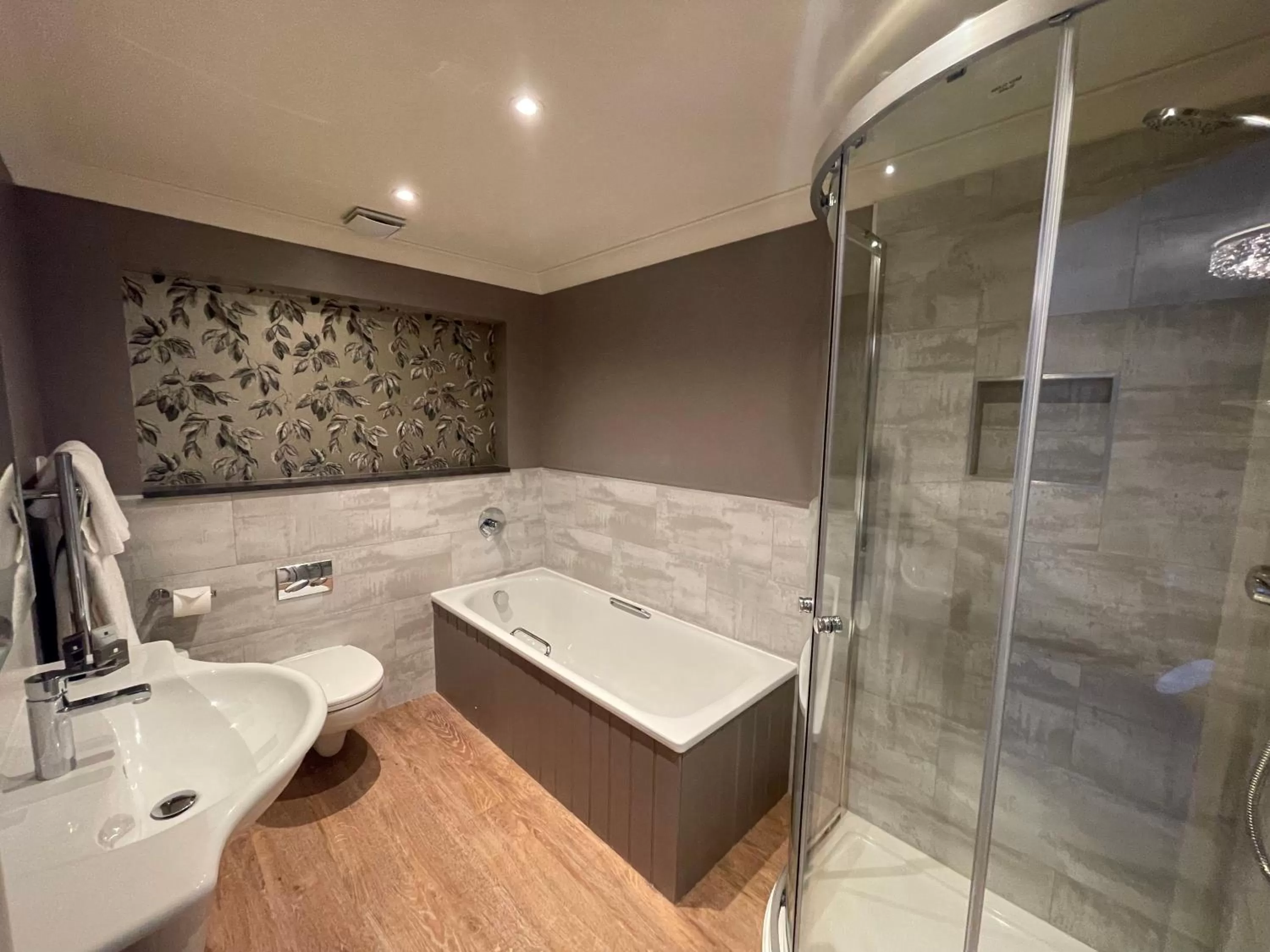 Shower in Park Farm Hotel