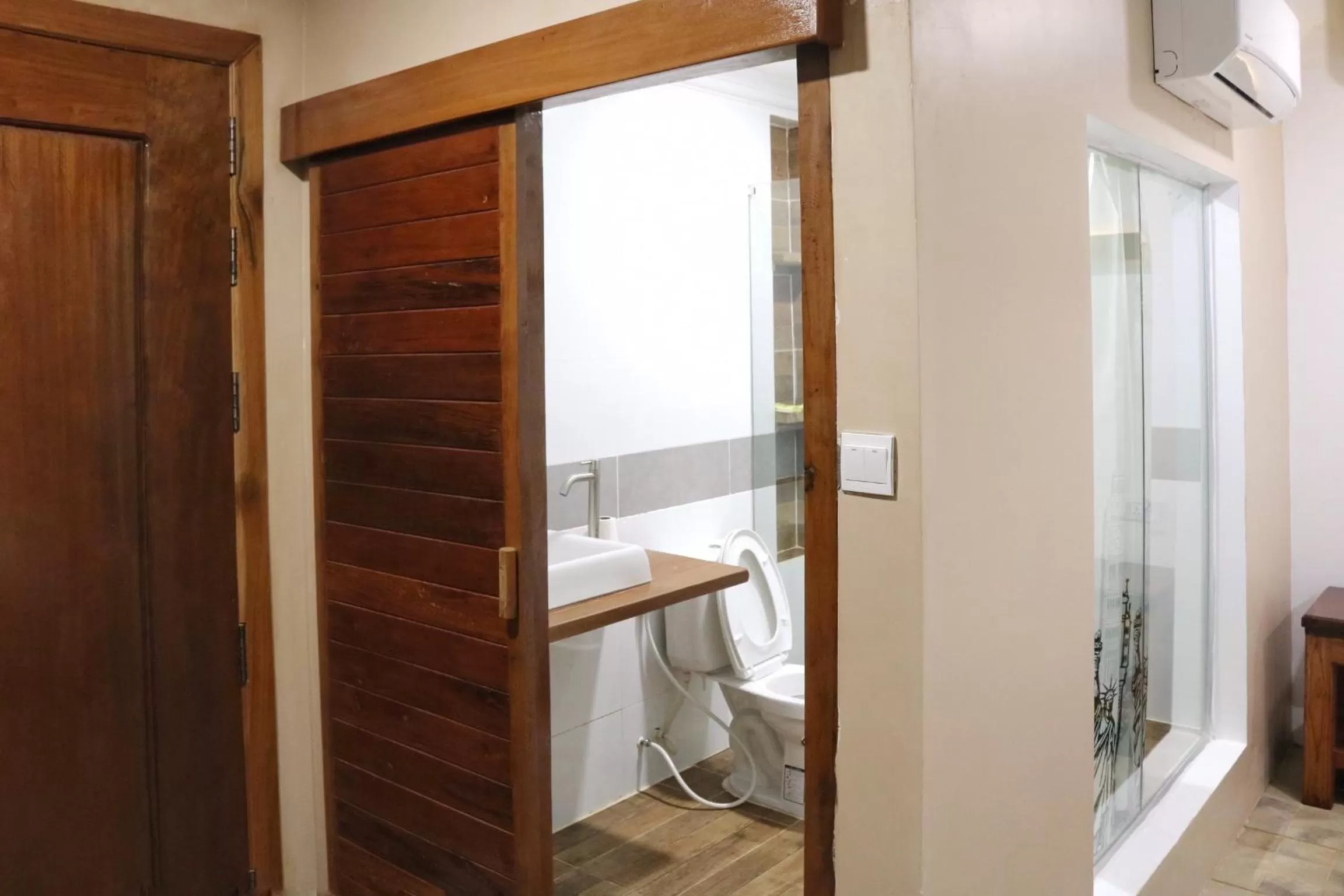 Neakru Guesthouse and Restaurant