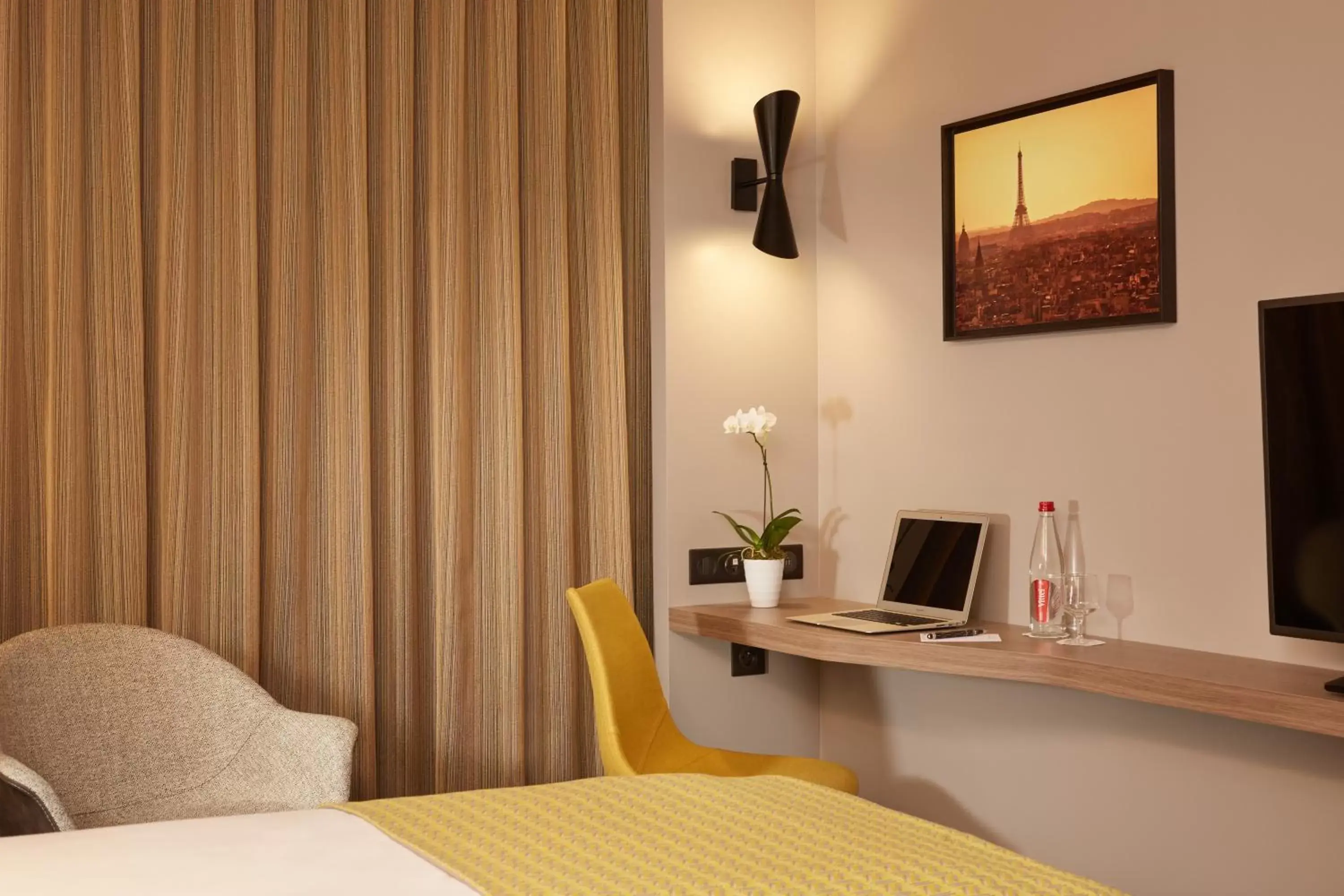 Classic Double Room in Auteuil Tour Eiffel Classic Double Room in Auteuil Tour Eiffel