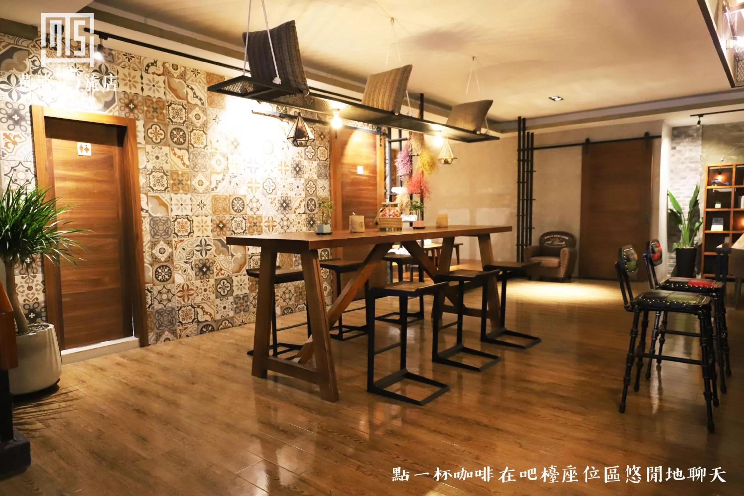 Restaurant/places to eat in Military 75 Hotel