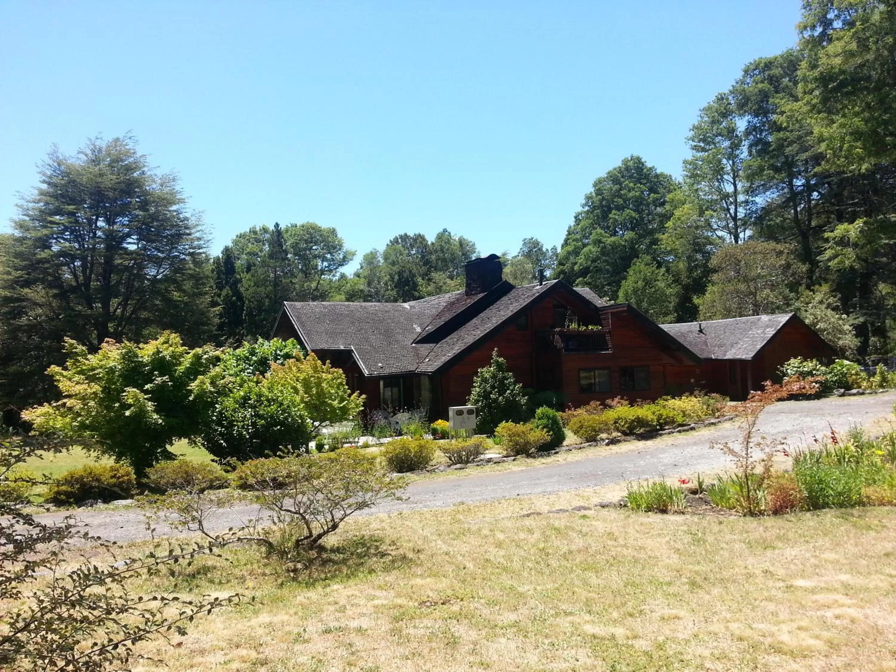 Facade/entrance, Property Building in Hotel Posada del Río - Parque Metreñehue