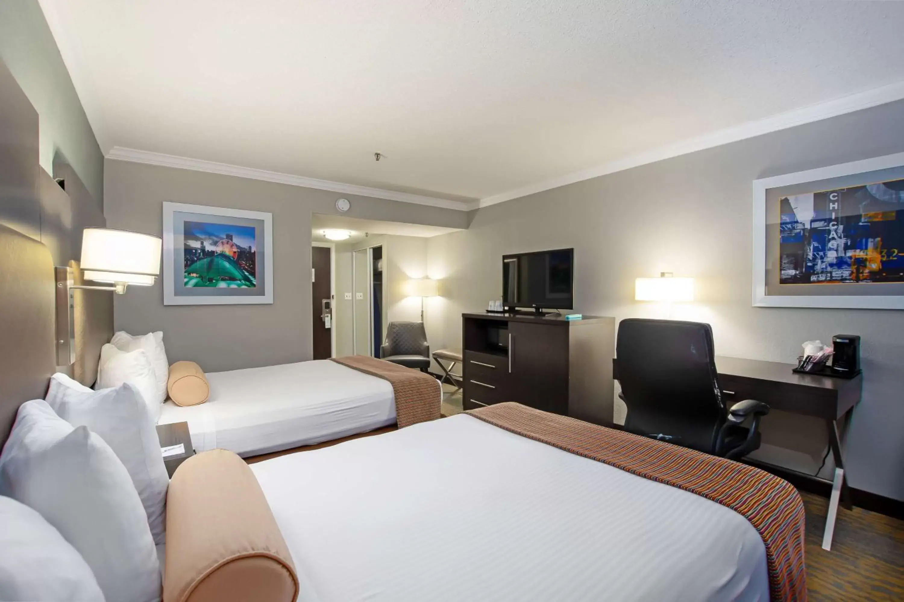 One Standard Room with Two Double Beds in Best Western at O'Hare One Standard Room with Two Double Beds in Best Western at O'Hare