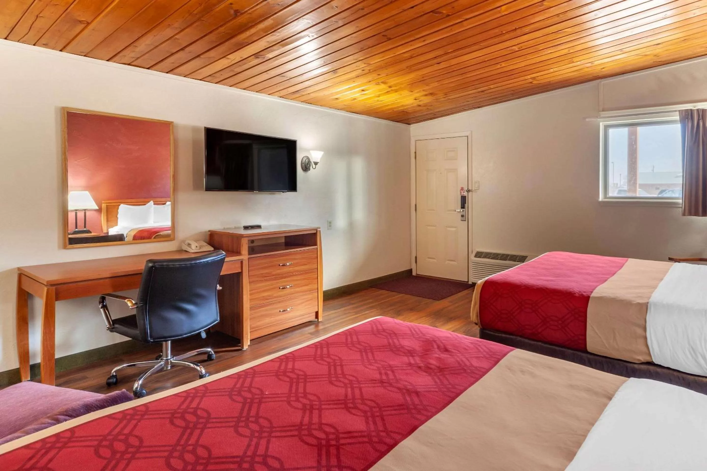 Photo of the whole room, Bed in Harmony Inn & Suites