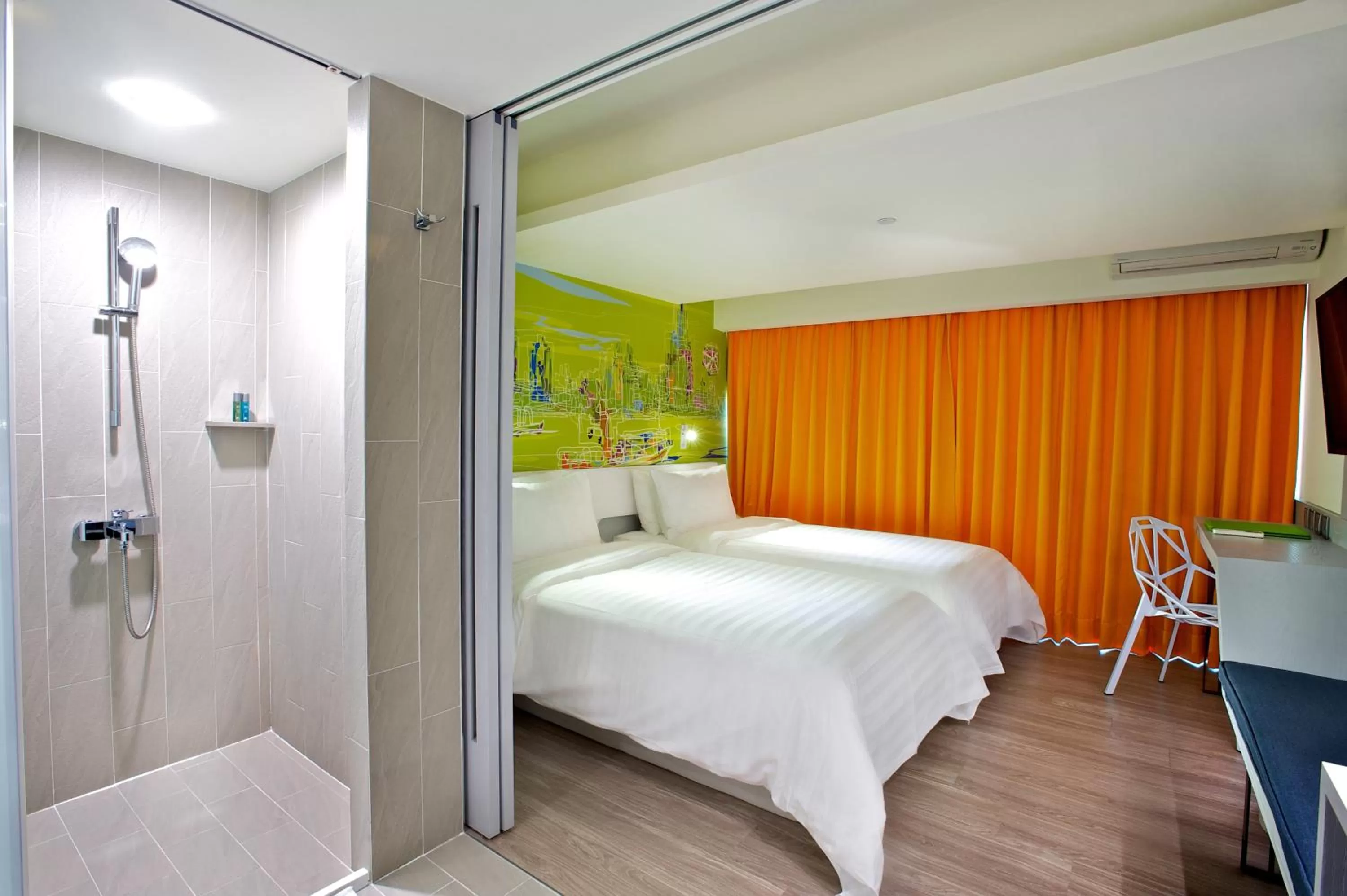 Photo of the whole room, Bed in FX Hotel Kaohsiung Zhonghua Road Branch